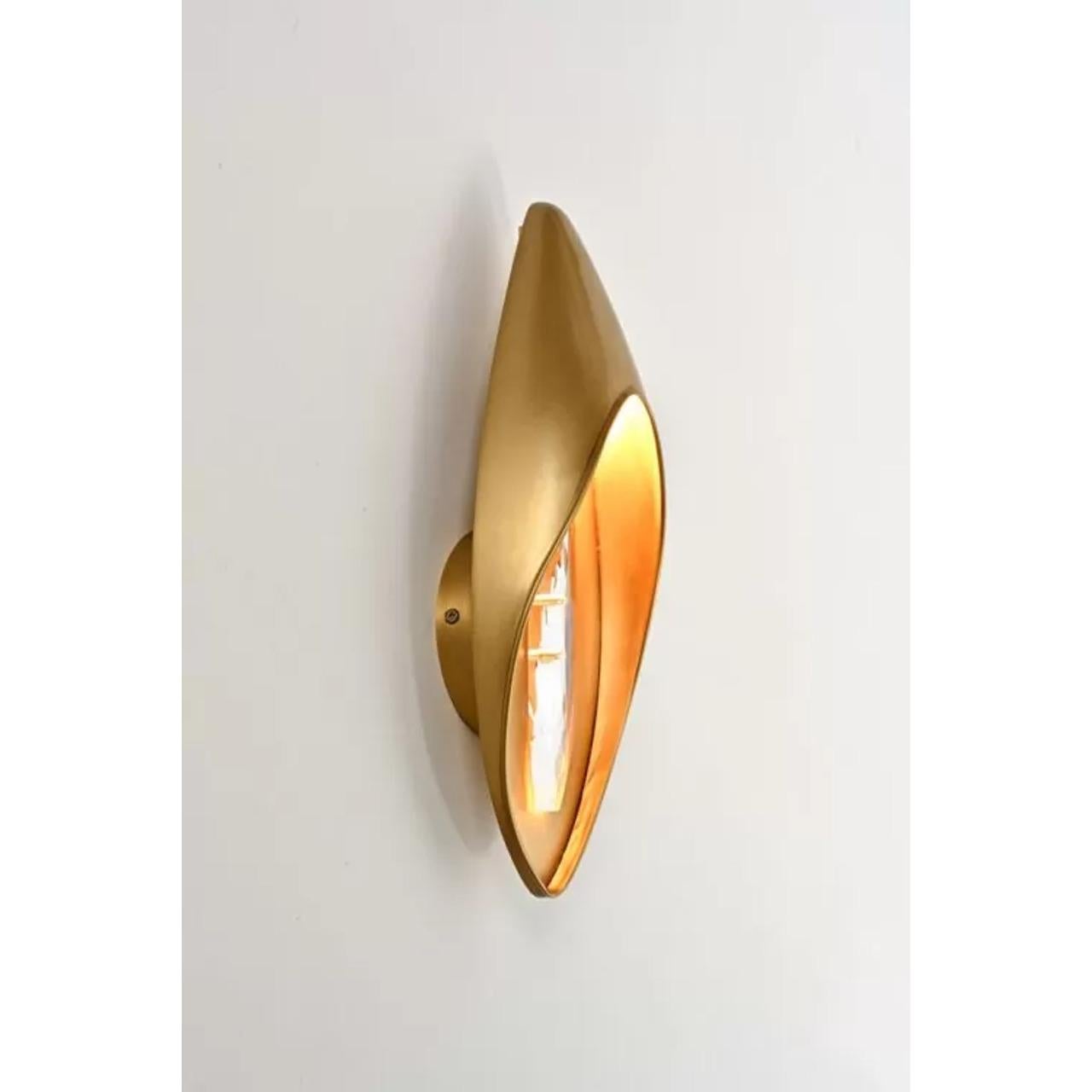 L'applique Lily è una miscela armoniosa di eleganza moderna e design ispirato alla natura. Modellata sulla forma delicata di un fiore di giglio, questa applique è caratterizzata da un corpo in ottone testurizzato che crea un effetto visivo