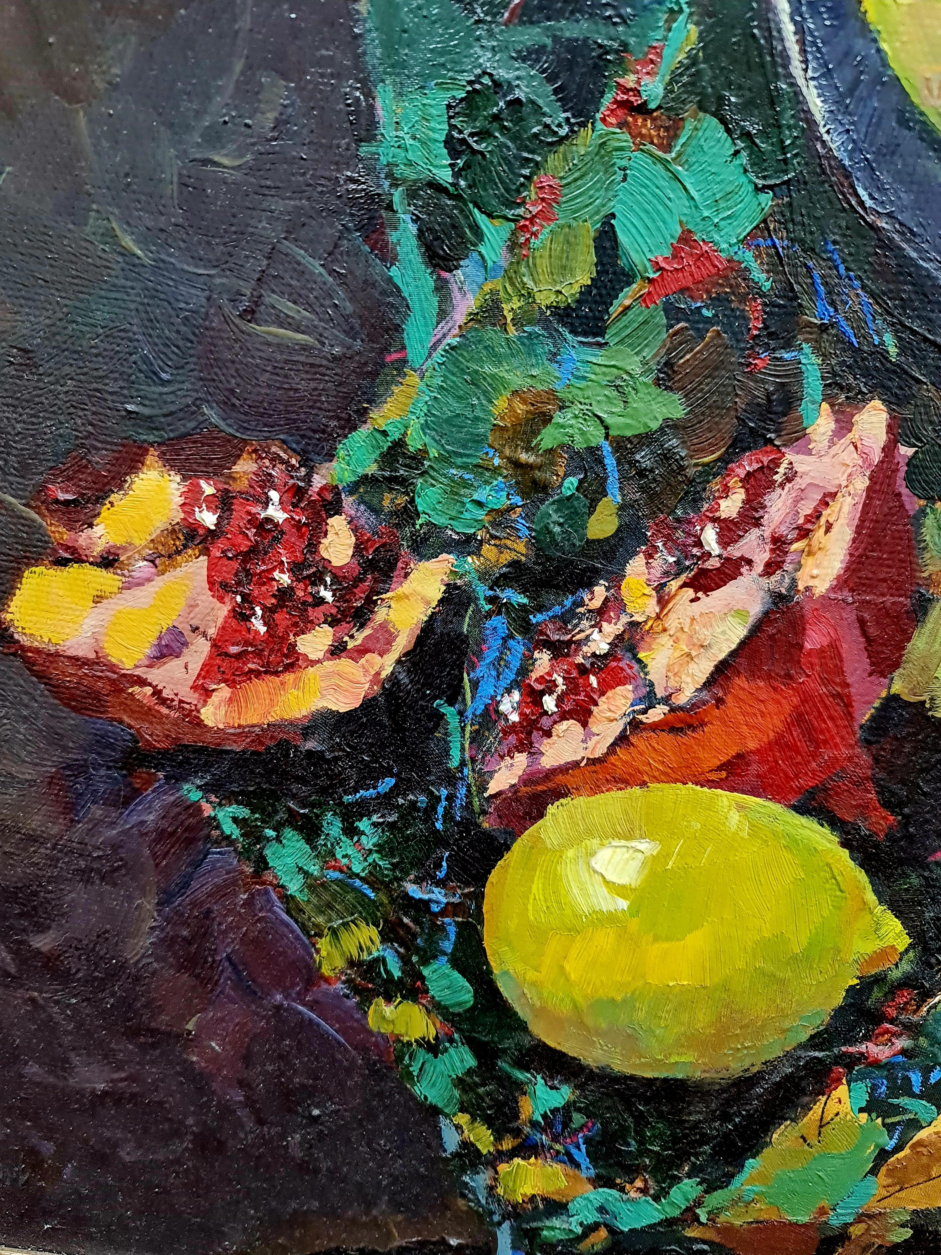 „Ein leuchtendes Stillleben mit Granatapfel und Zitronen.“ von Lilia Volskaya – Painting von Lilya Volskaya