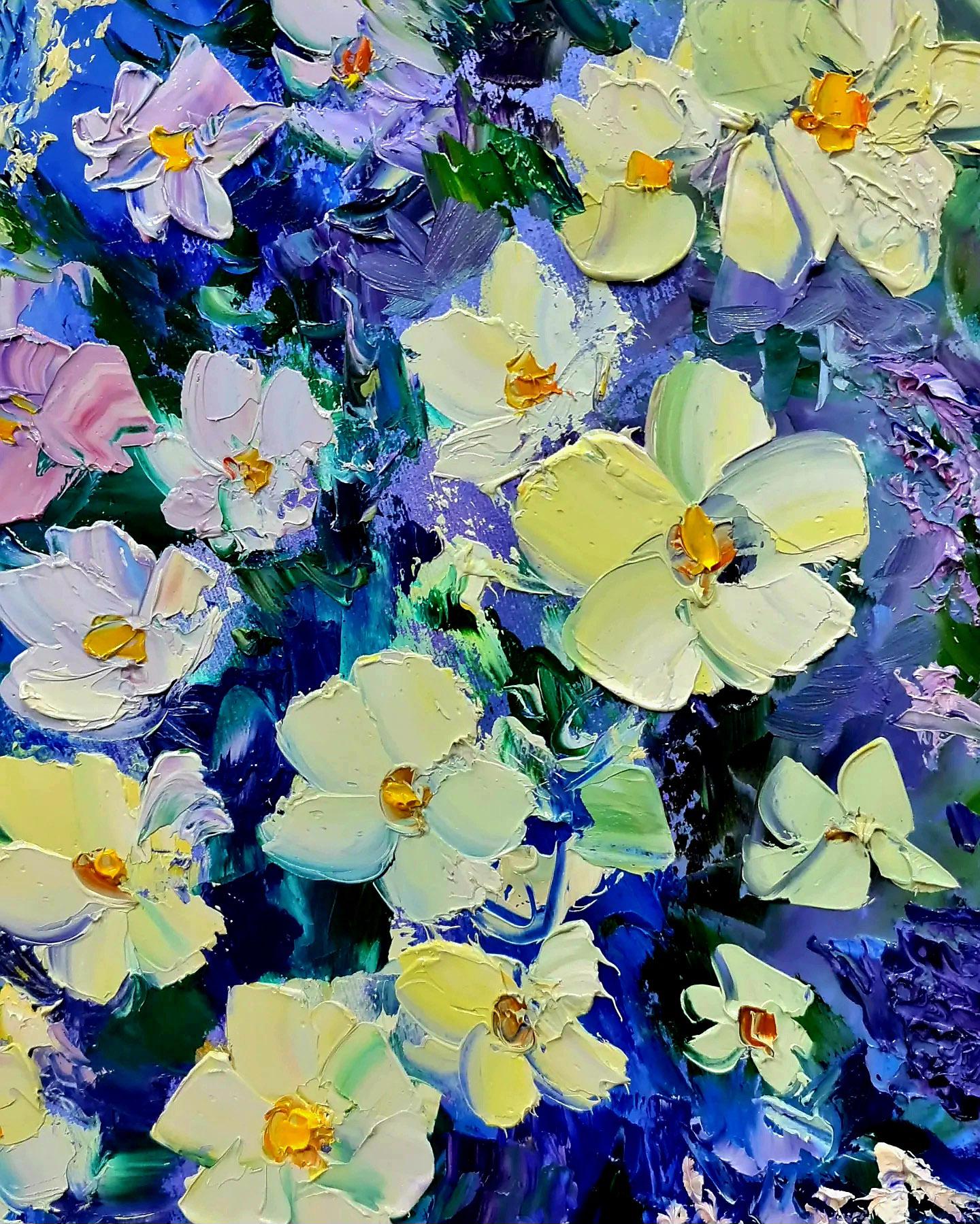 Un paisaje de verano con flores blancas de jazmín