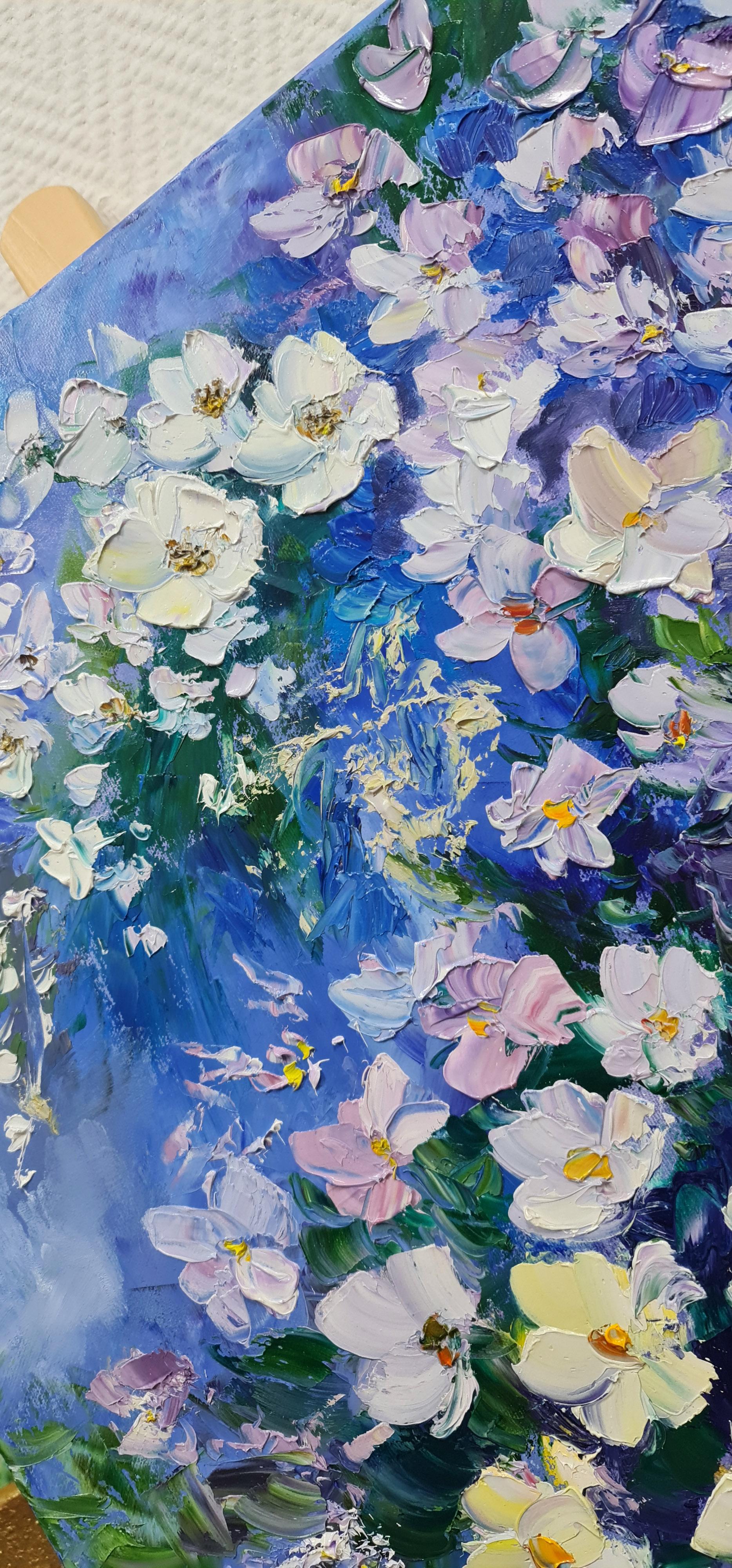  Un paysage d'été avec des fleurs de jasmine blanches. Peinture à l'huile originale de Lilya  - Impressionnisme Painting par Lilya Volskaya