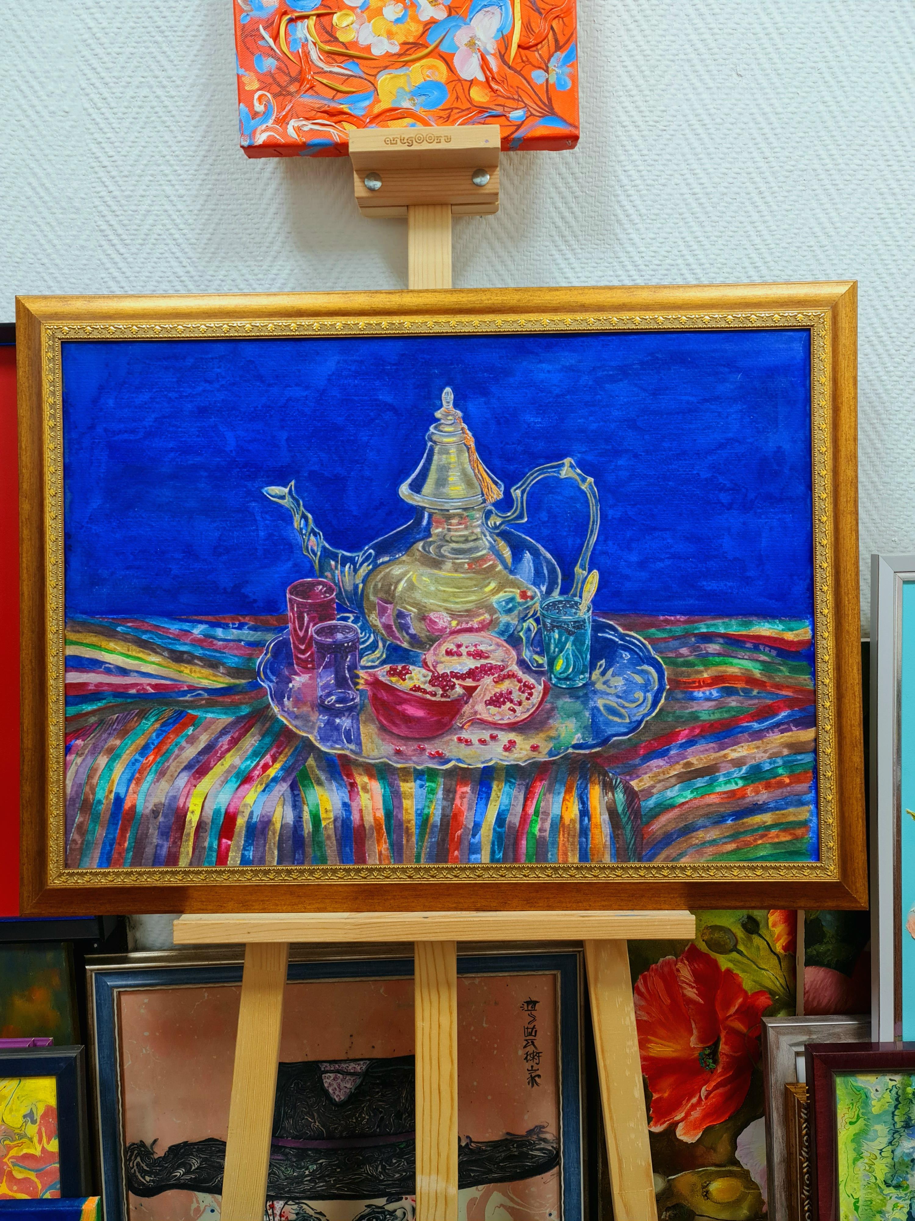 Natura morta blu con melograni e teiera. - Painting di Lilya Volskaya