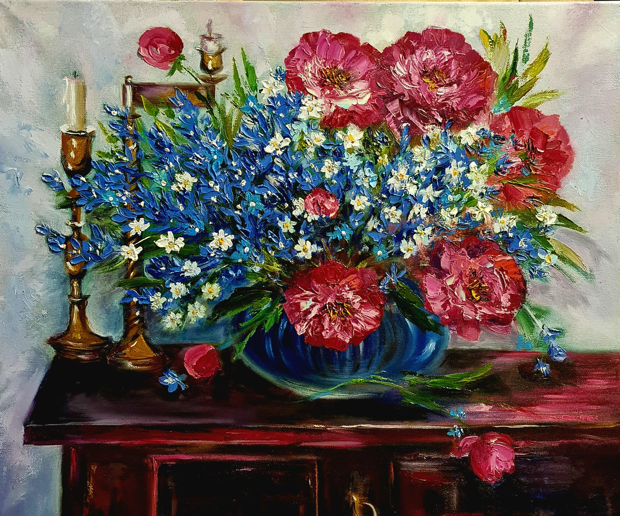 Burgunderrote Pfingstrosen, blaue Blumen in einer Vase. Kerzen und antiker Tisch. (Expressionismus), Painting, von Lilya Volskaya
