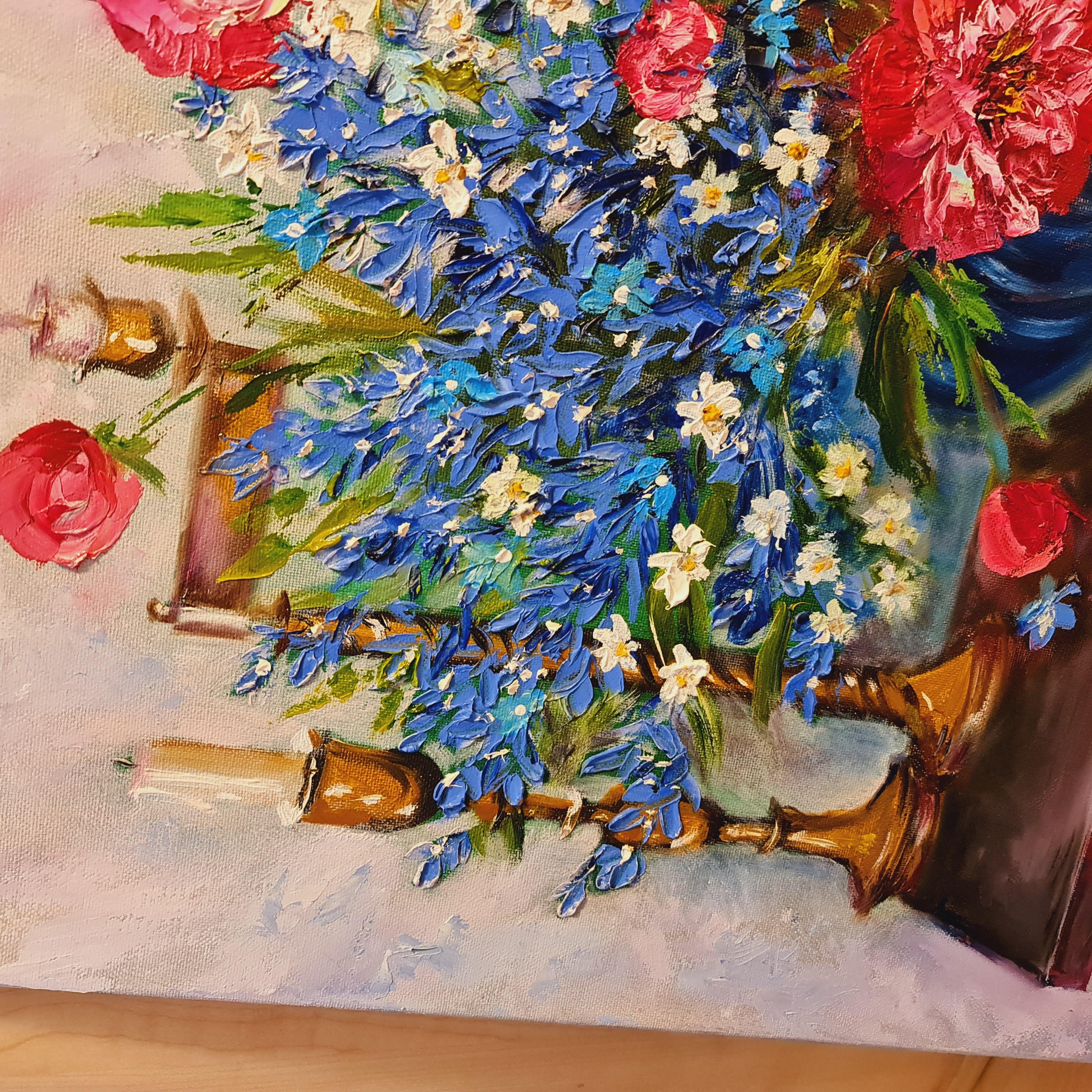 Des pivoines bourgognes, des fleurs bleues dans un vase.Candles et table d'antiquités en vente 1