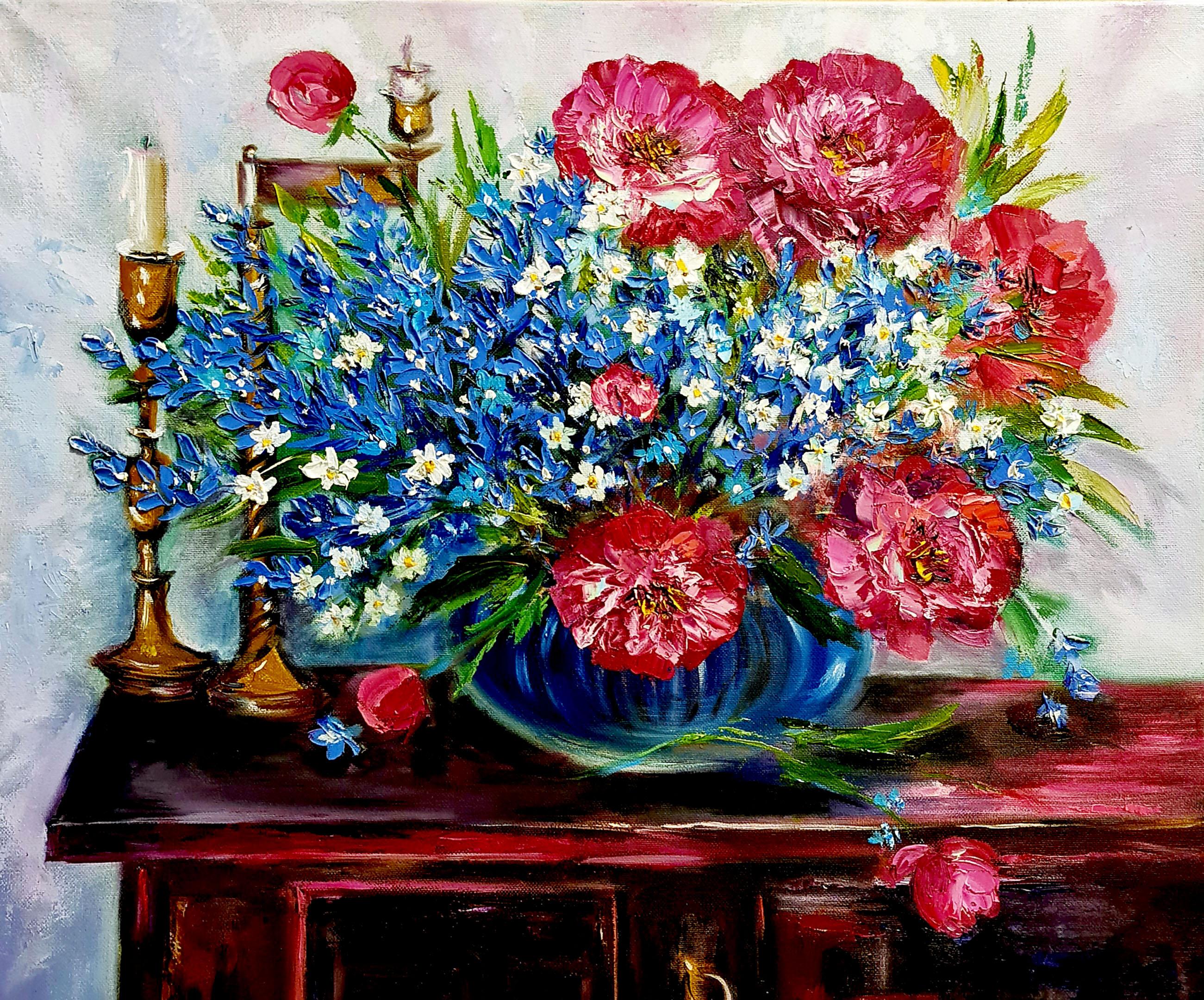 Landscape Painting de Lilya Volskaya - Peonias burdeos, flores azules en un jarron.Velas y mesa antigua.
