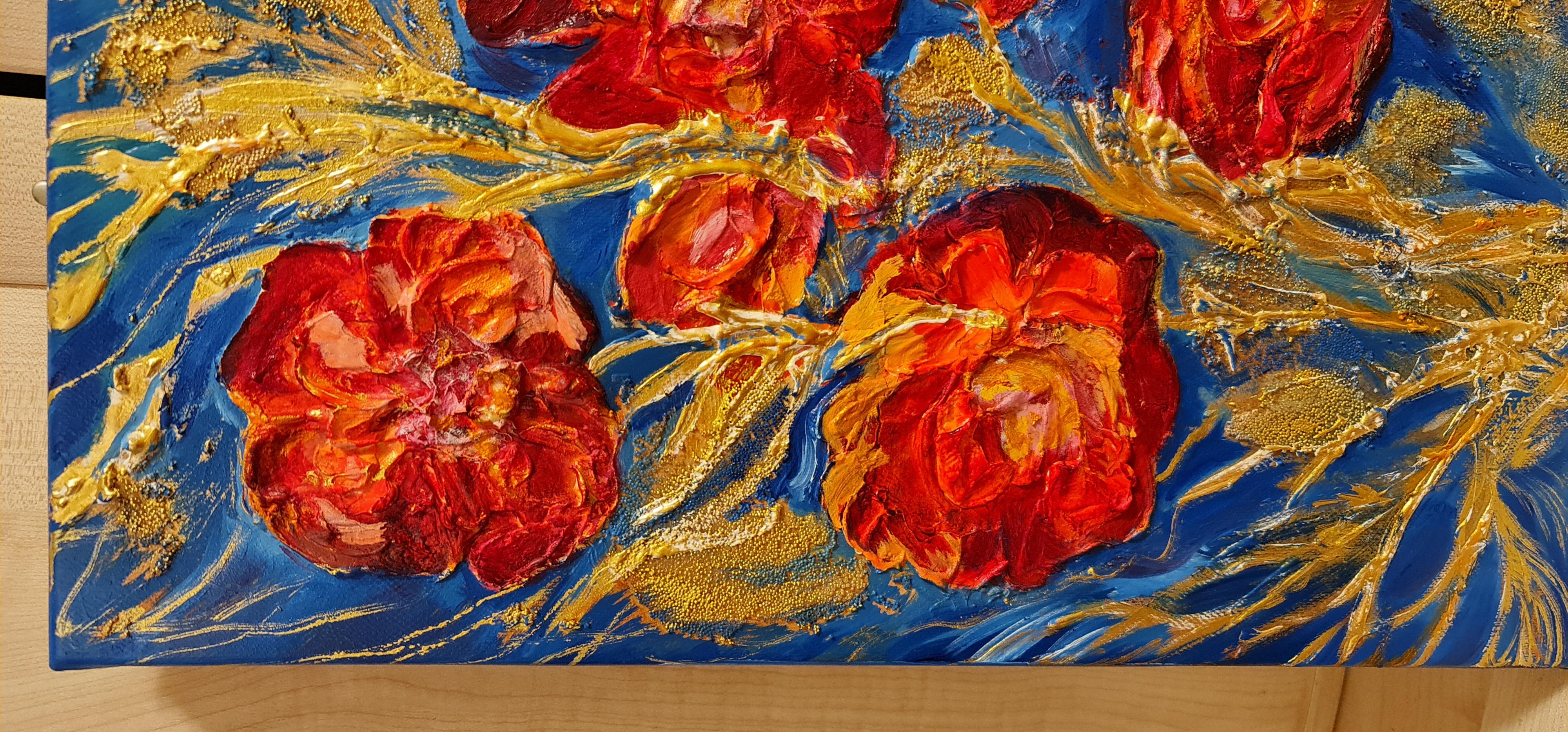 Fleurs orange texturées et gaufrées sur fond bleu, nature morte abstraite. - Painting de Lilya Volskaya