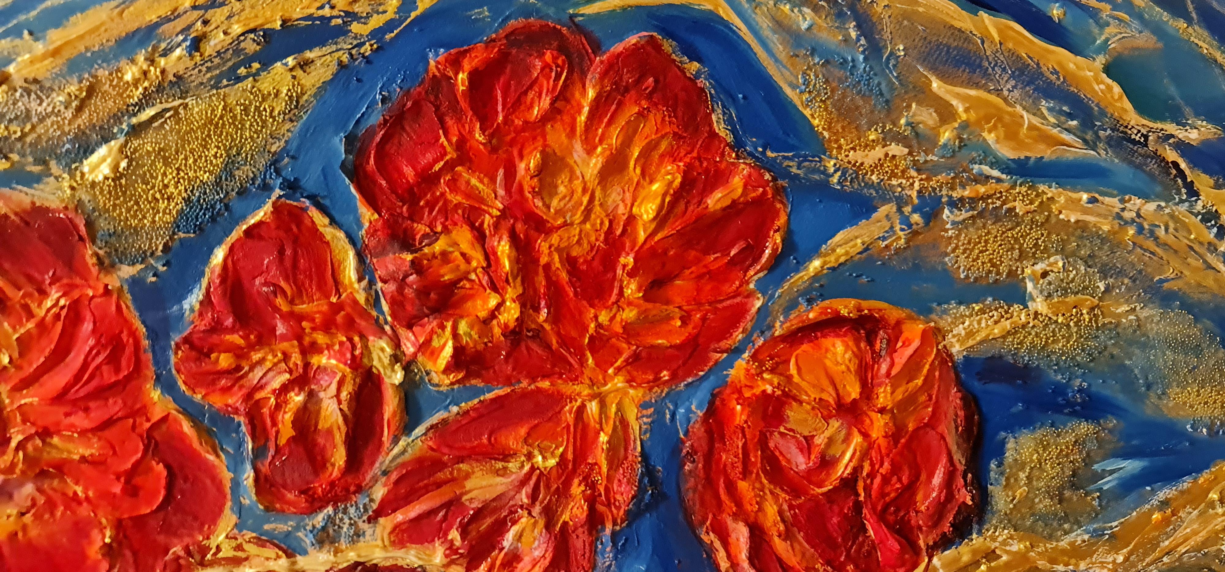 Nature morte de fleurs écarlates et orange sur fond bleu. Une composition intéressante. L'espace de la toile est entièrement rempli de fleurs. Mais il y a de l'air dans les interstices. Cela rend la peinture plus raffinée. La combinaison de l'orange