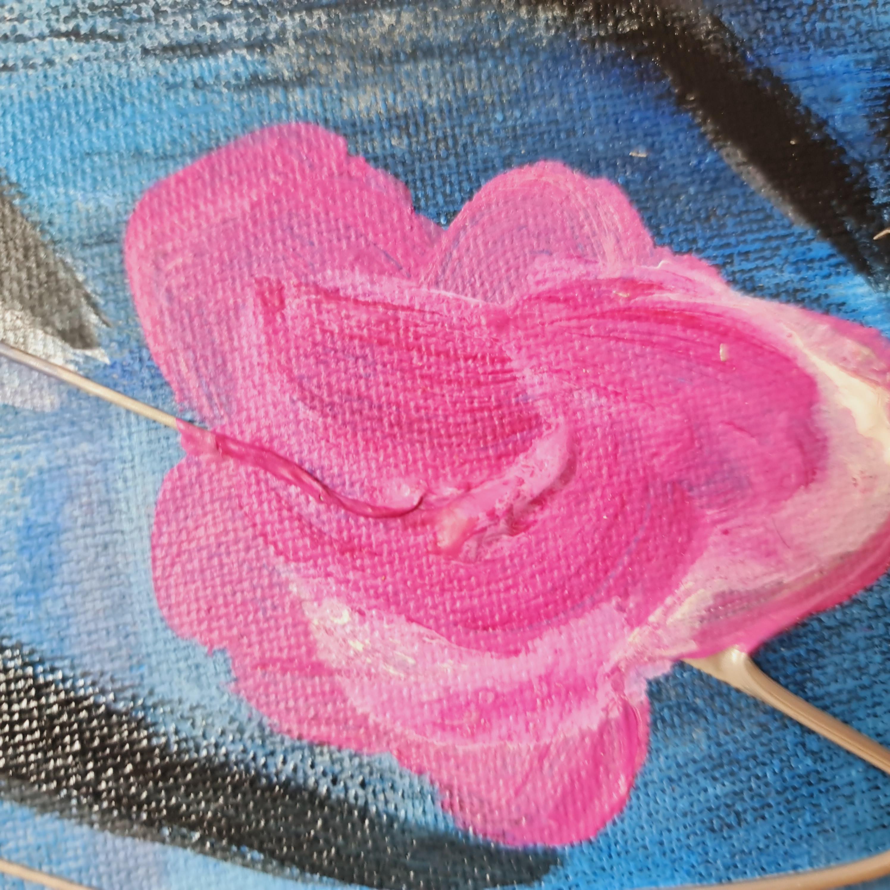 Prächtige scharlachrote Mohnblumen in impressionistischer Manier auf blauem Hintergrund. Die ursprüngliche Abstraktion von Lilia Volskaya. Diese luxuriöse, moderne Abstraktion mit wunderschönen scharlachroten Blumen wurde von mir in verschiedenen