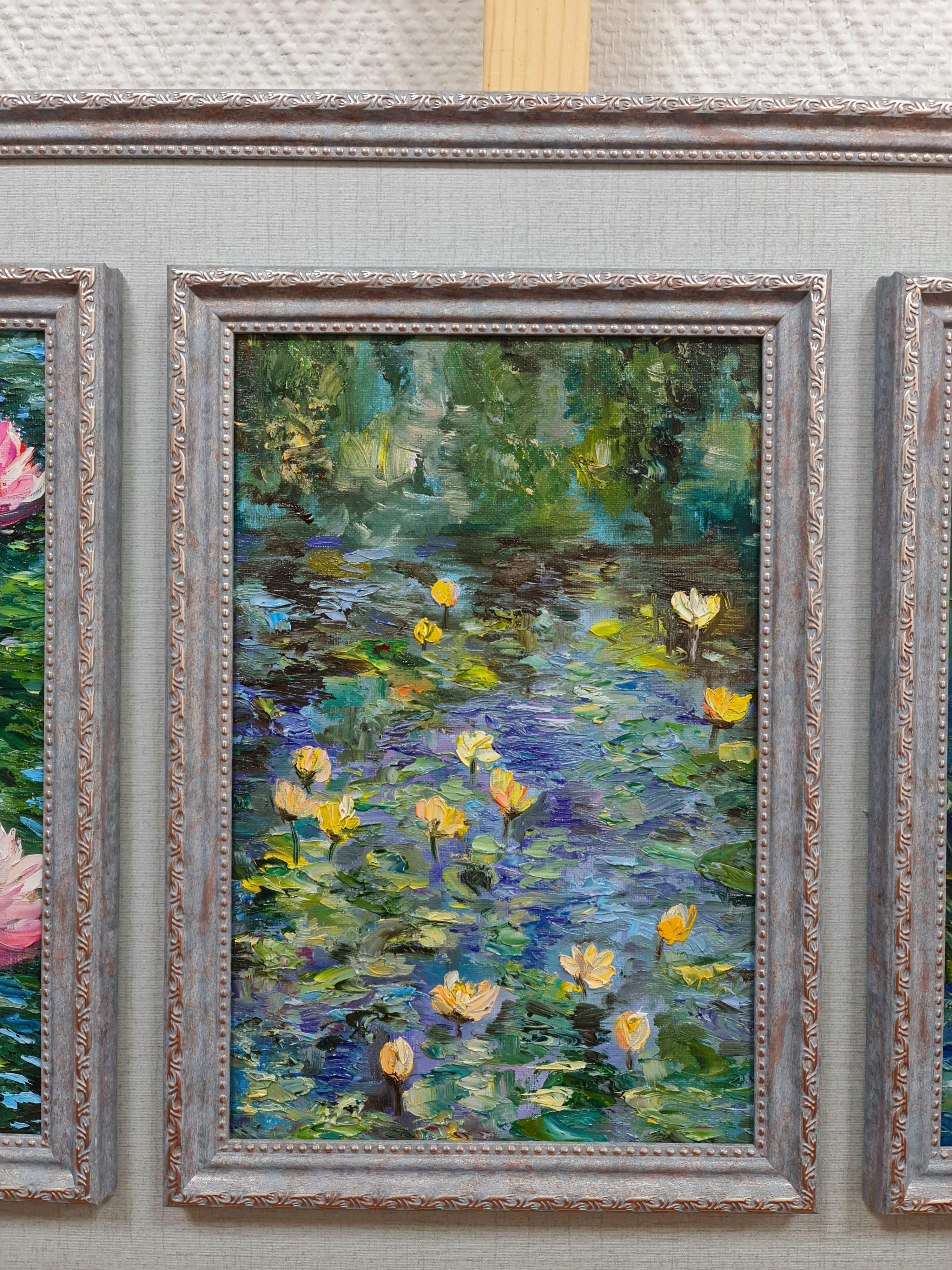 Gigli e ninfee. Un laghetto ombreggiato. Un trittico in stile Monet. - Painting di Lilya Volskaya