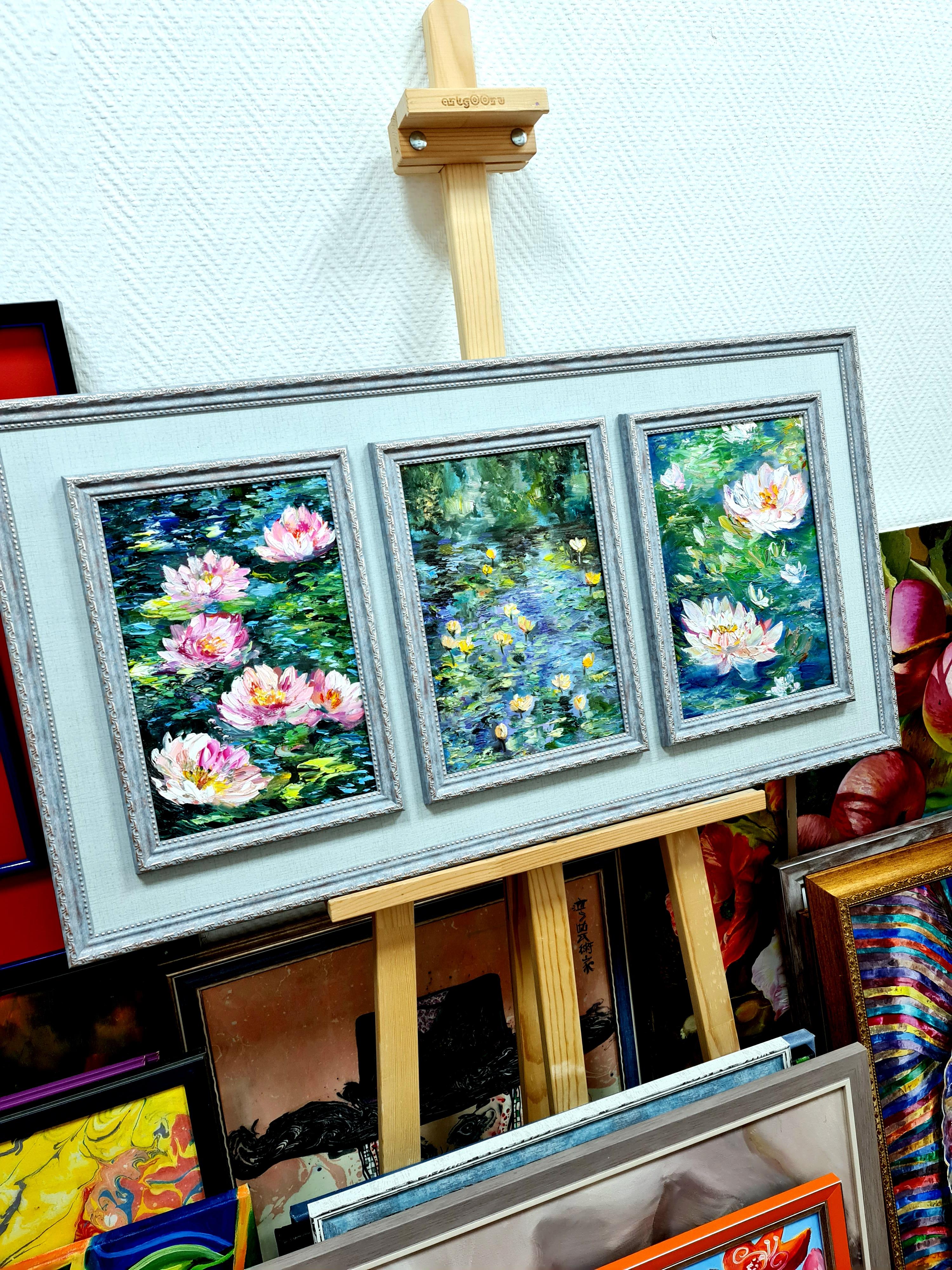 Gigli e ninfee. Un laghetto ombreggiato. Un trittico in stile Monet. - Painting Impressionismo di Lilya Volskaya