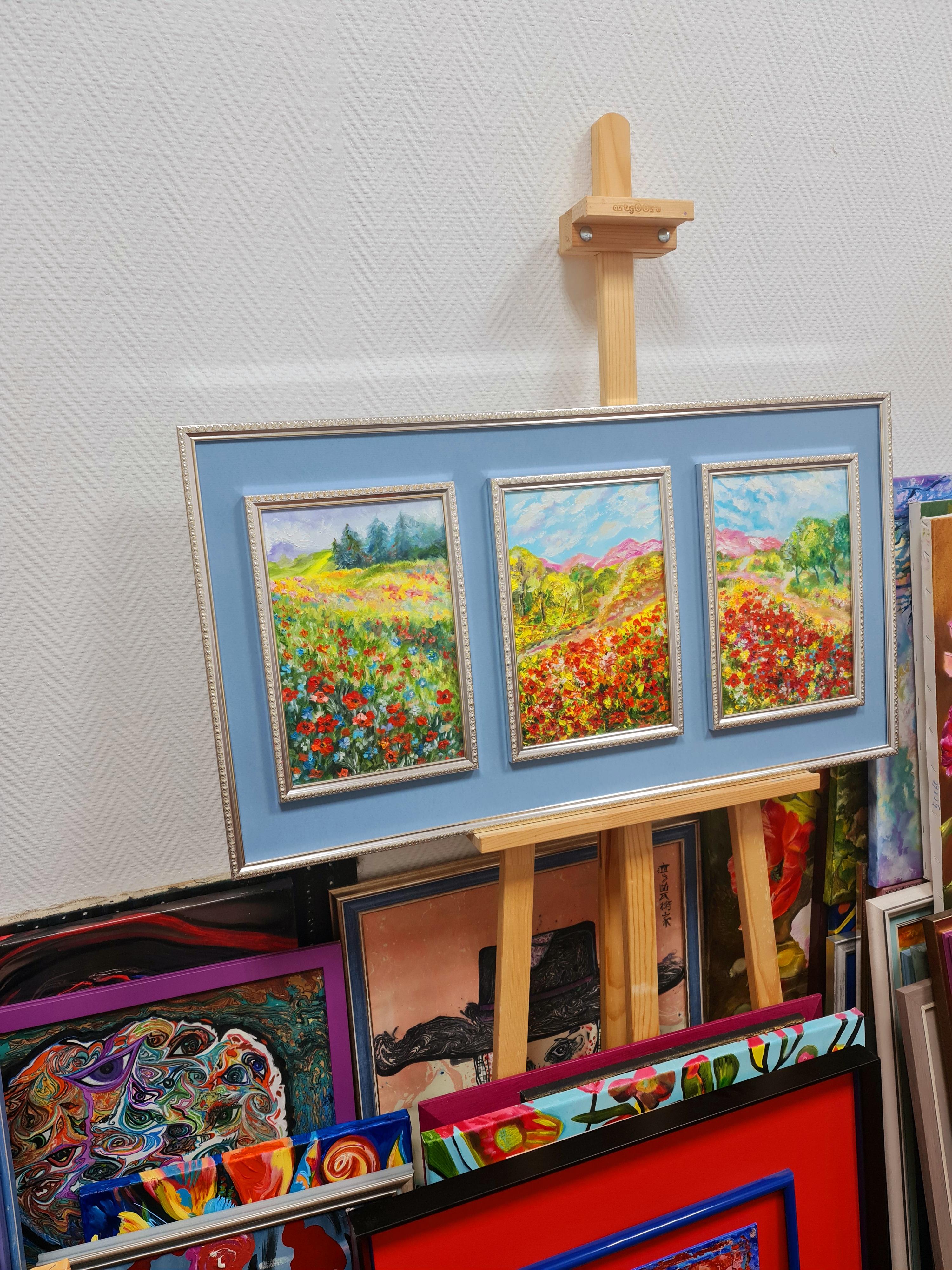 Triptychon Landschaft mit Mohnblumen. Lilija Wolskaja – Painting von Lilya Volskaya