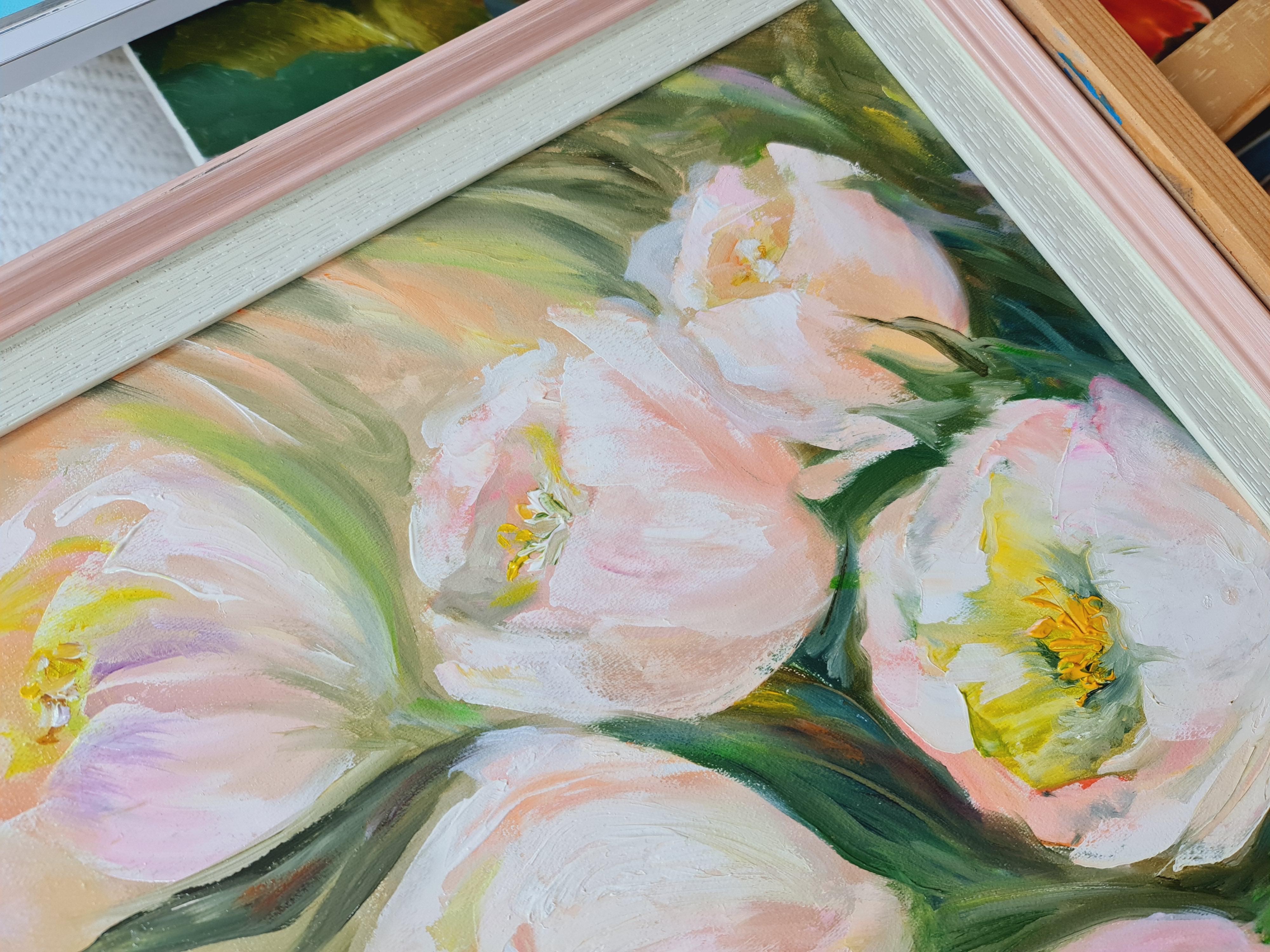 Tulipanes blancos sobre fondo rosa. Buenos días, primavera. El cuadro está en un interior moderno, la baguette está perfectamente combinada. Iluminación suave por la mañana. Hermosas flores blancas. La naturaleza muerta crea un ambiente primaveral.