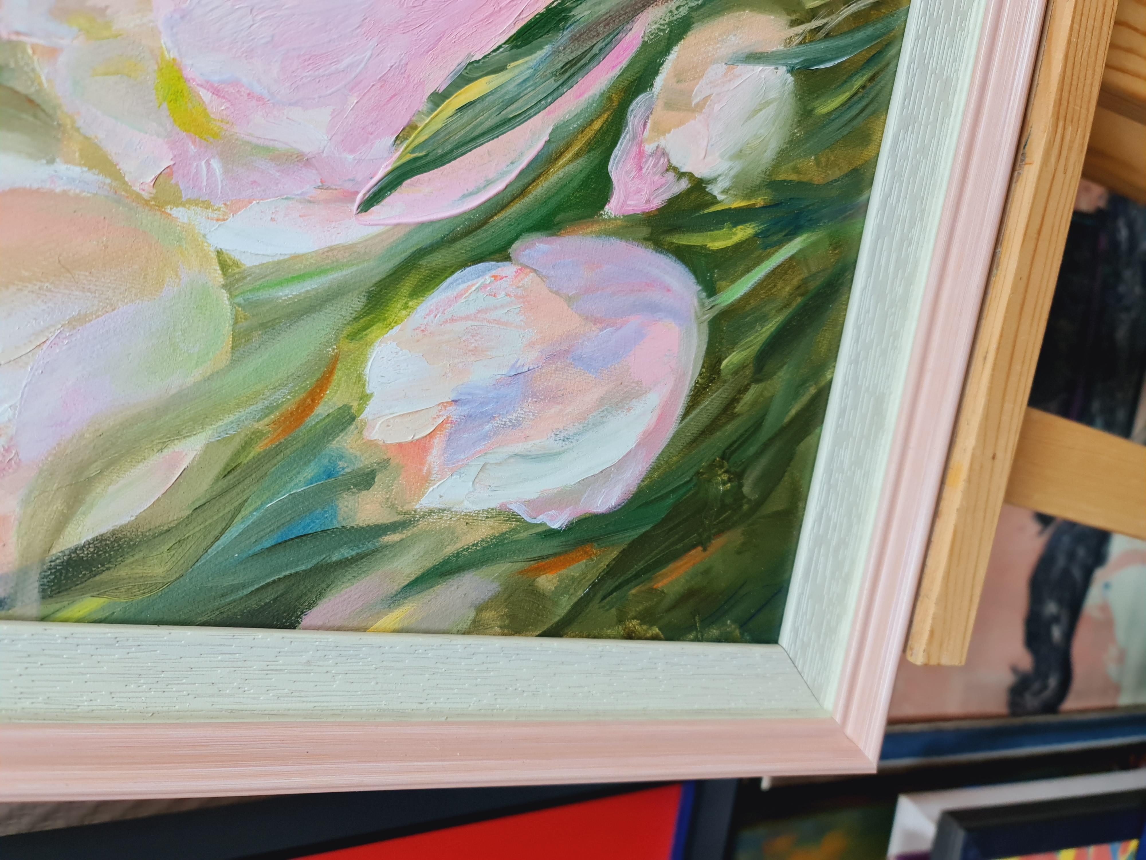 Tulipanes blancos sobre fondo rosa. Mañana, primavera en venta 2