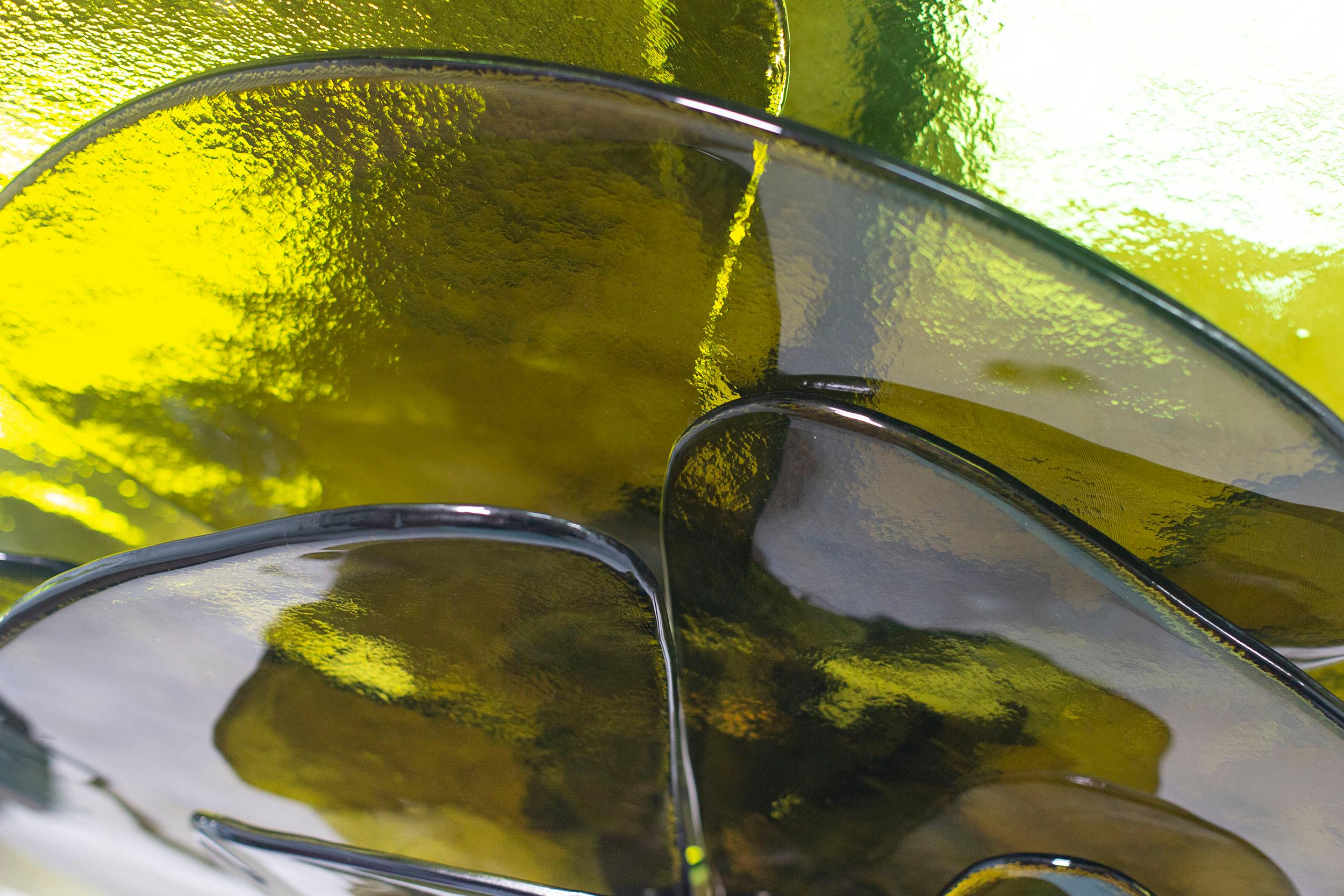 Ce lustre en verre texturé est composé de pétales de verre coulés individuellement et montés sur une structure en laiton en forme de fleur de lys. Le lustre est composé de 24 spots qui créent une lumière diffuse.

Le Lilypad est disponible en verre