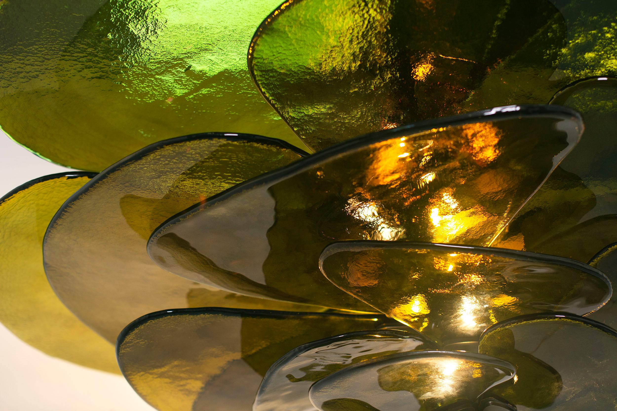 italien Lustre Lilypad en verre vert de Laura Gonzalez en vente
