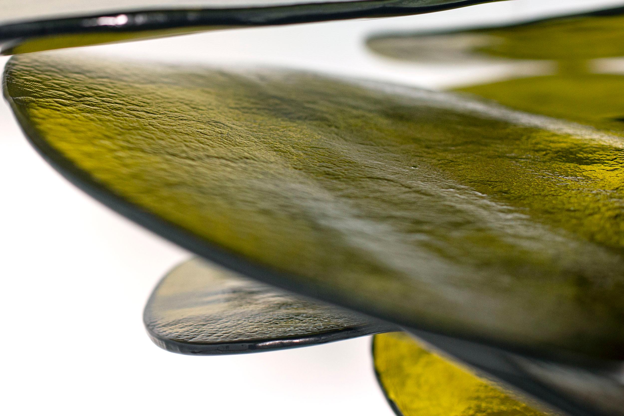 Forgé Lustre Lilypad en verre vert de Laura Gonzalez en vente