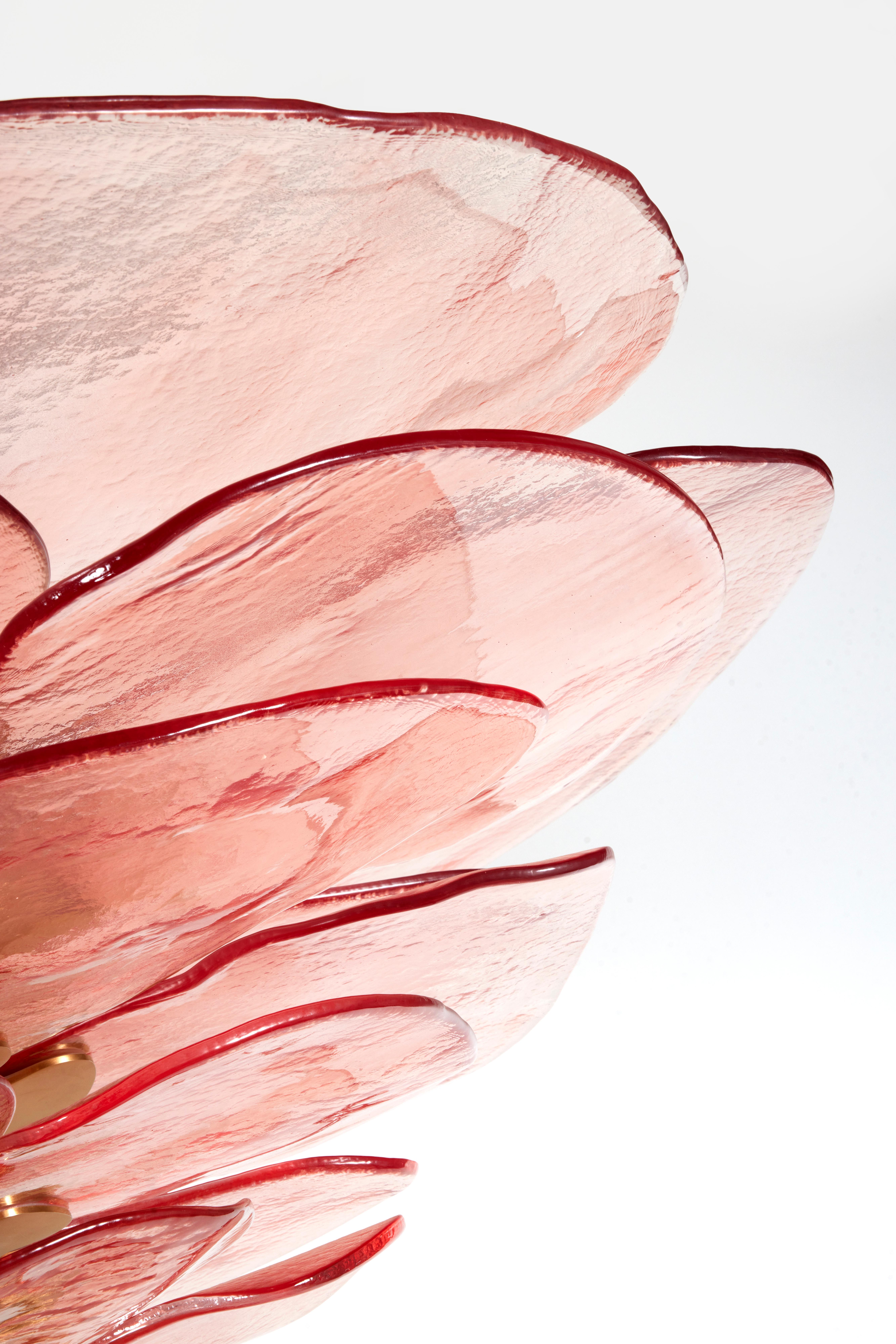 Art déco Lustre rose Lilypad composé de lames en verre texturé de Laura Gonzalez en vente