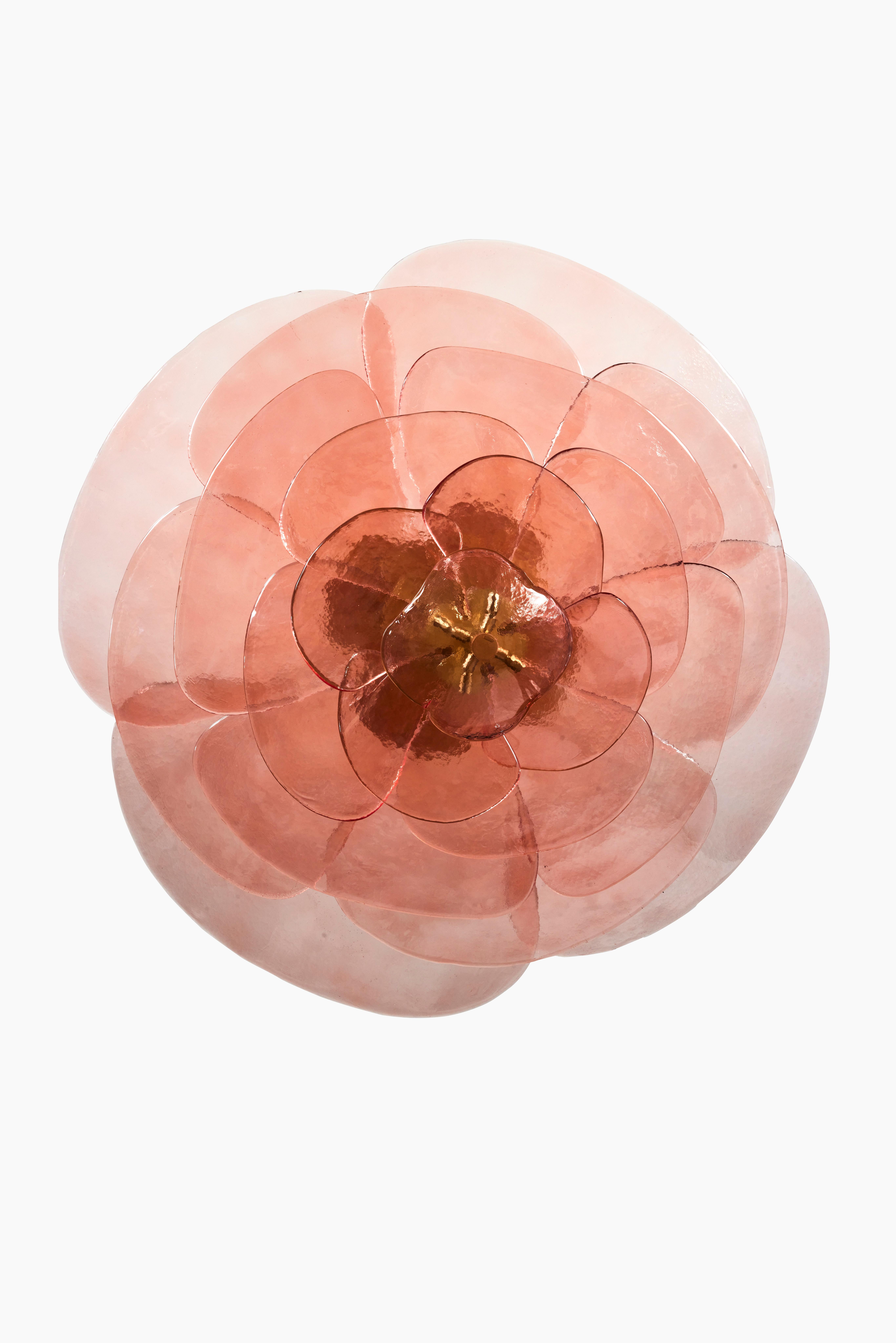 Français Lustre rose Lilypad composé de lames en verre texturé de Laura Gonzalez en vente