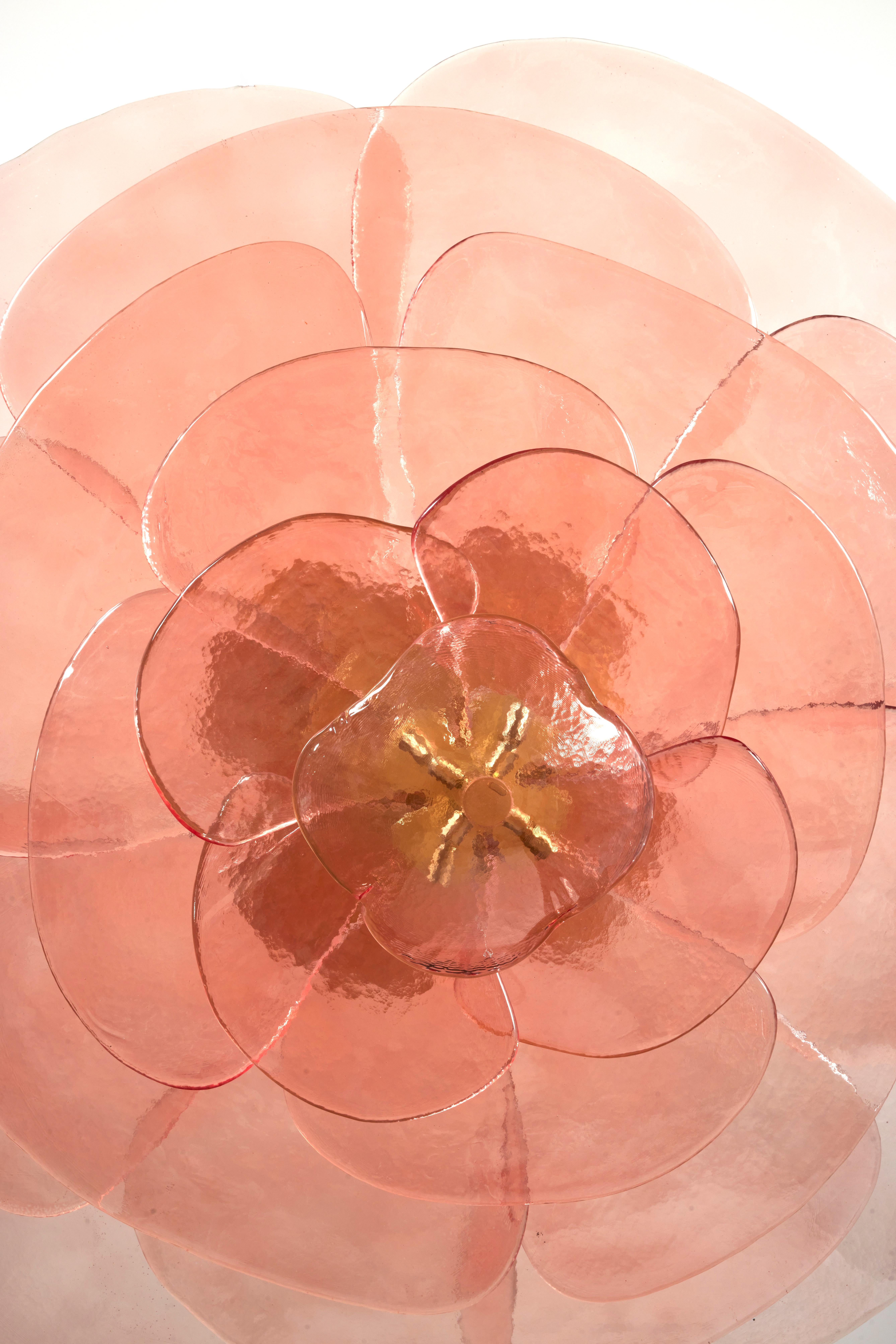 Fait main Lustre rose Lilypad composé de lames en verre texturé de Laura Gonzalez en vente
