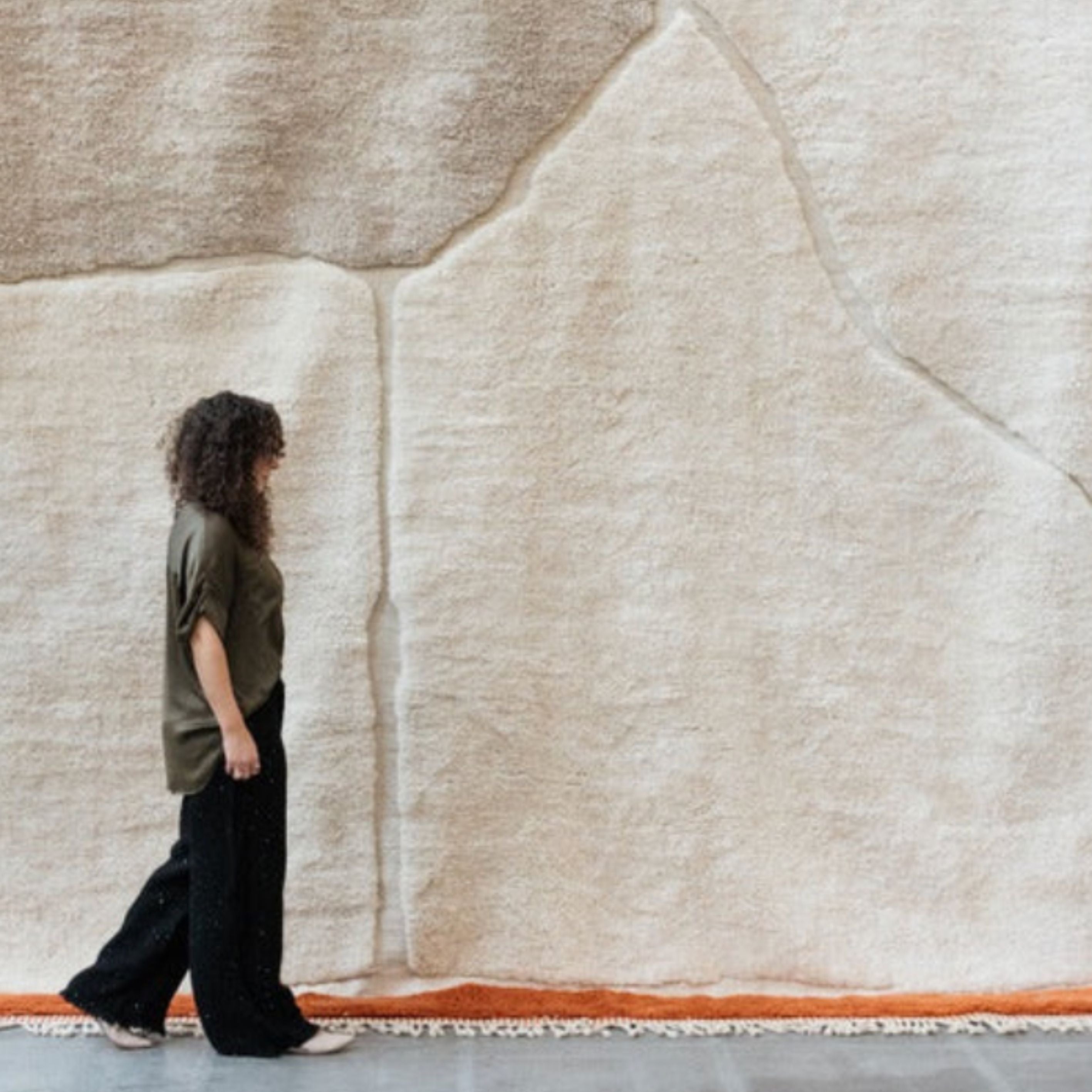 Il tappeto Lima è un capolavoro di lusso ispirato alla bellezza mozzafiato del deserto bianco del Perù. Il suo design incarna la tranquilla eleganza delle dune di sabbia indisturbate, evocando un senso di calma e naturale raffinatezza. Il tappeto