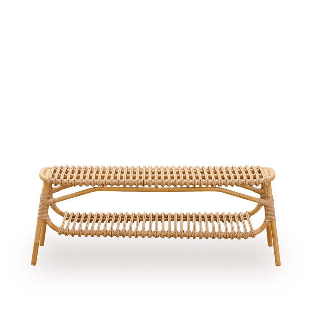 Bench Lima Rattan with all structure in rattan in natural 
finish. The fine bindings are made of skilled wicker 
workers on a frame of rattan.
Also available in outdoor finish with aluminium frame
and synthetic fiber in rattan style, on request.