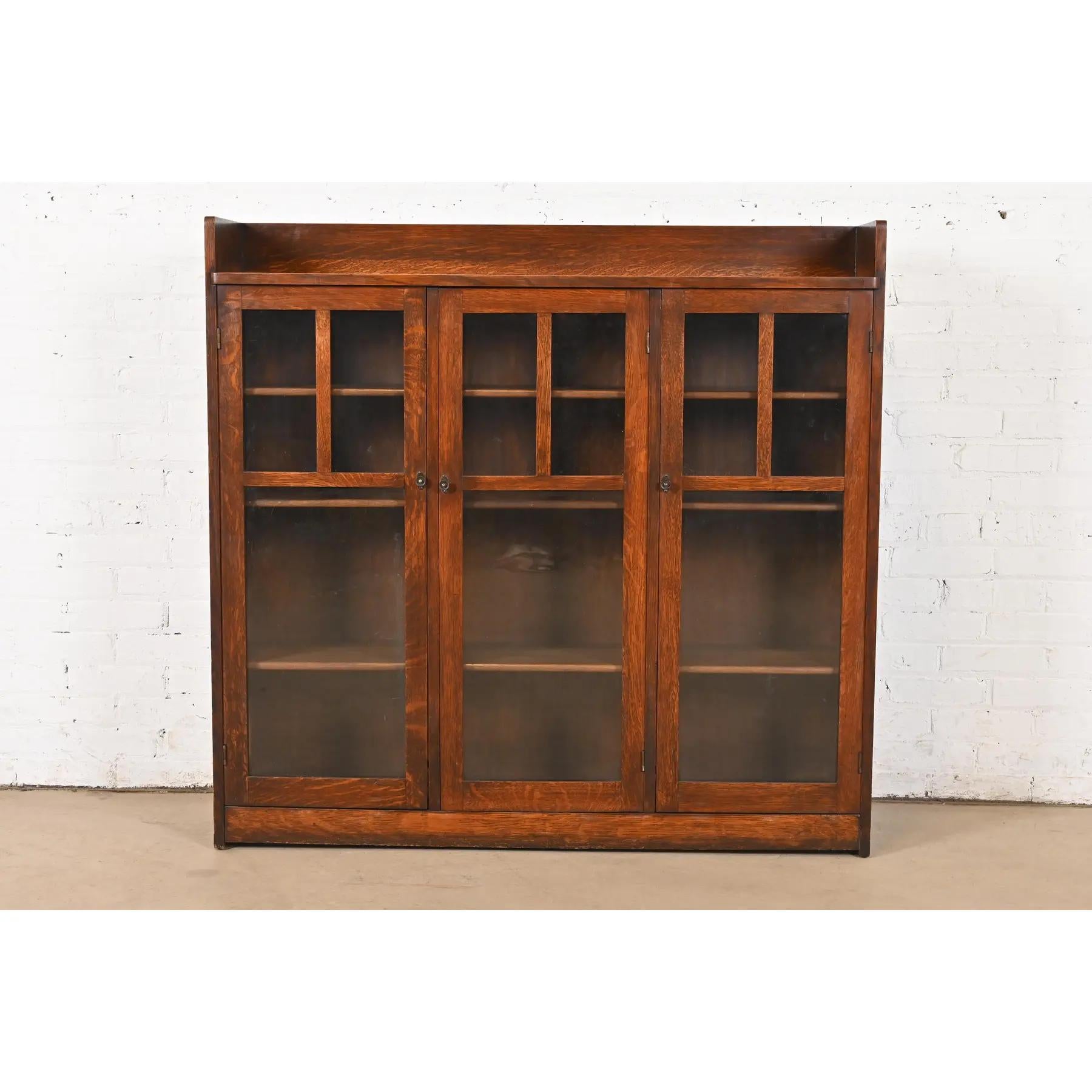 Un bellissimo mobile libreria triplo d'epoca Mission o Arts & Crafts

Di Charles P. Limbert Co.

USA, circa 1900

Quercia segata a quarto, con porte d'ingresso a bifora e ferramenta originale in rame. I ripiani sono regolabili

Misure: 48,13