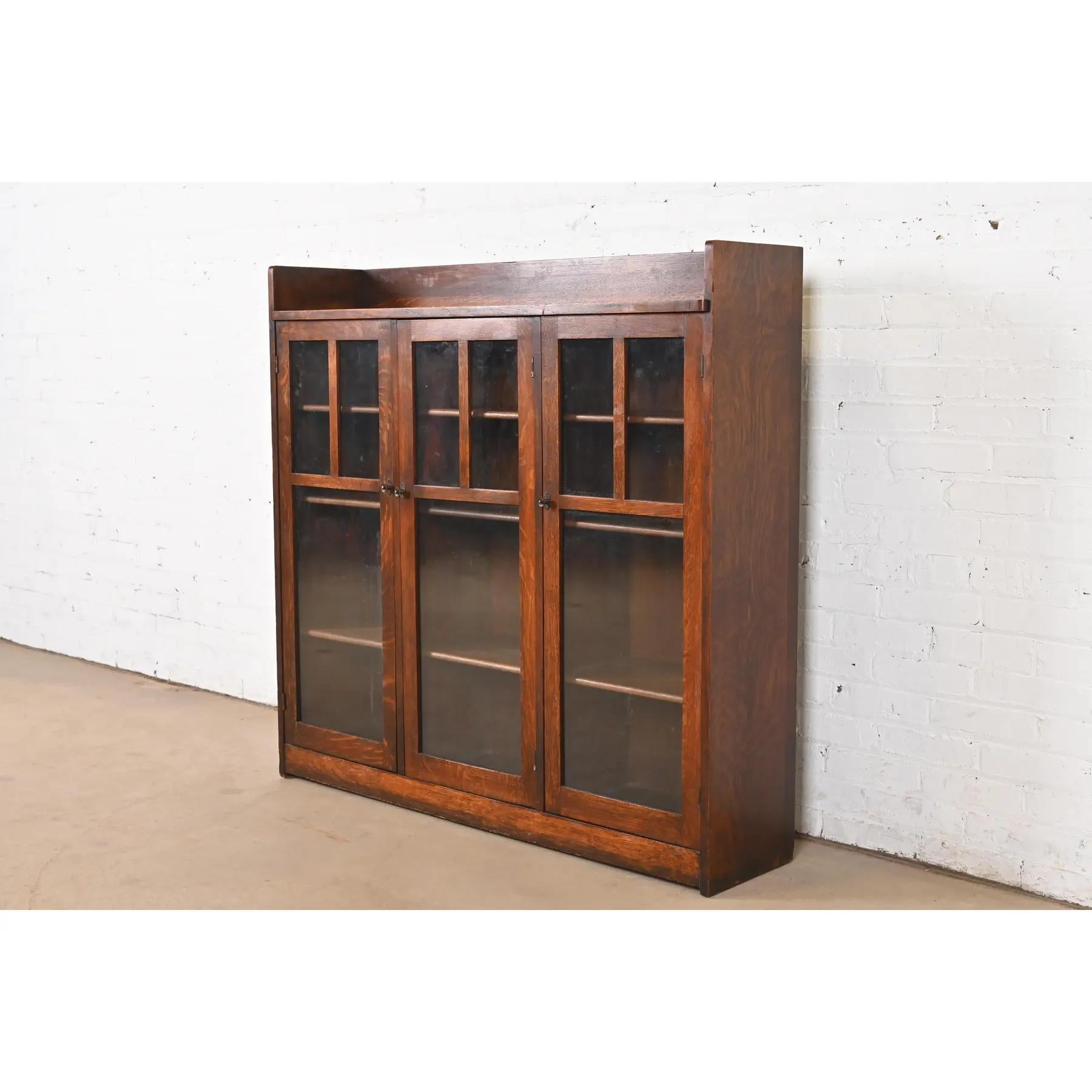 Mobile libreria triplo in quercia Mission Arts & Crafts di Limbert, CIRCA 1900 In condizioni buone in vendita a South Bend, IN