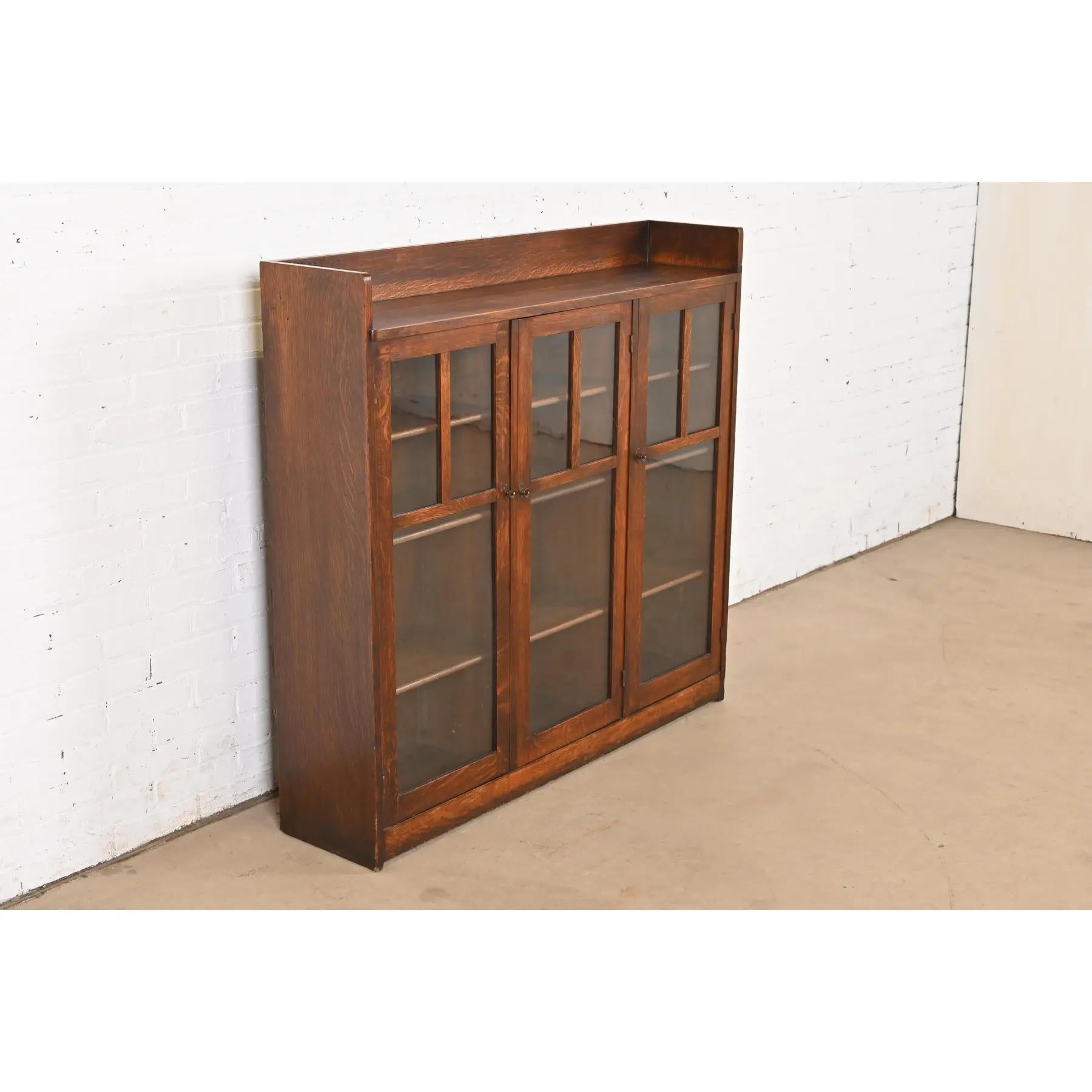 Inizio XX secolo Mobile libreria triplo in quercia Mission Arts & Crafts di Limbert, CIRCA 1900 in vendita