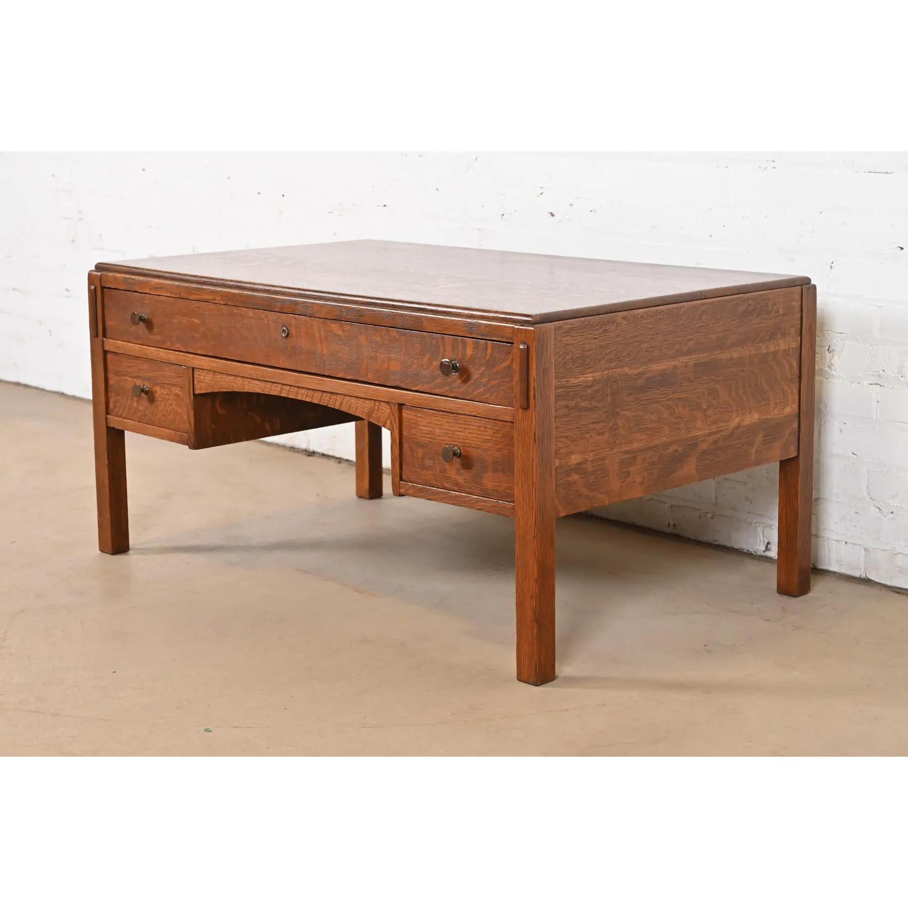 Une exceptionnelle table basse ou de cocktail d'époque Mission ou Arts & Crafts

Par Charles P. Limbert Co.

USA, Circa 1900

Magnifique chêne tigré scié sur quartier, avec quincaillerie en cuivre d'origine.

Dimensions : 41,88 
