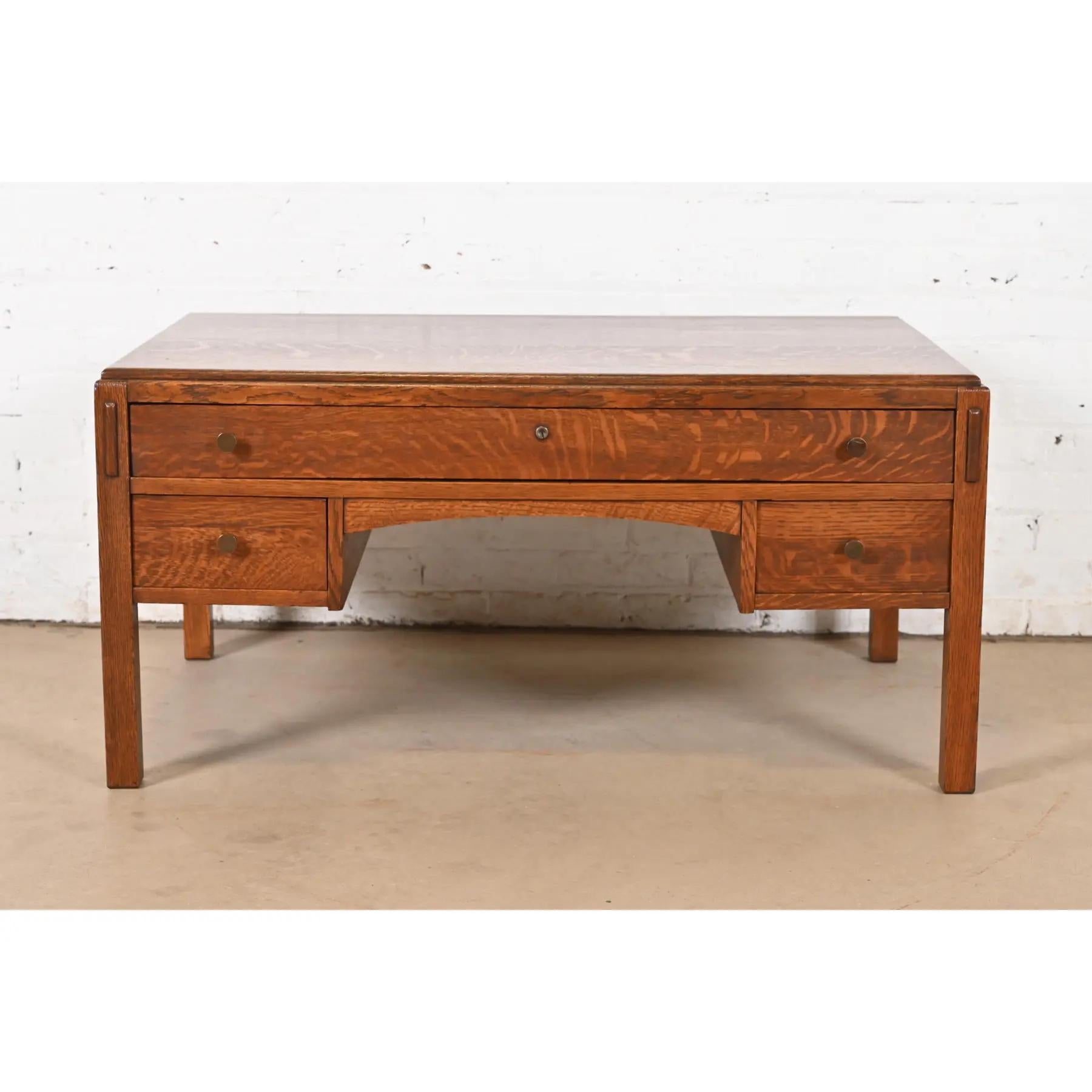 Arts and Crafts Table basse Mission en chêne Arts & Crafts Limbert, vers 1900 en vente