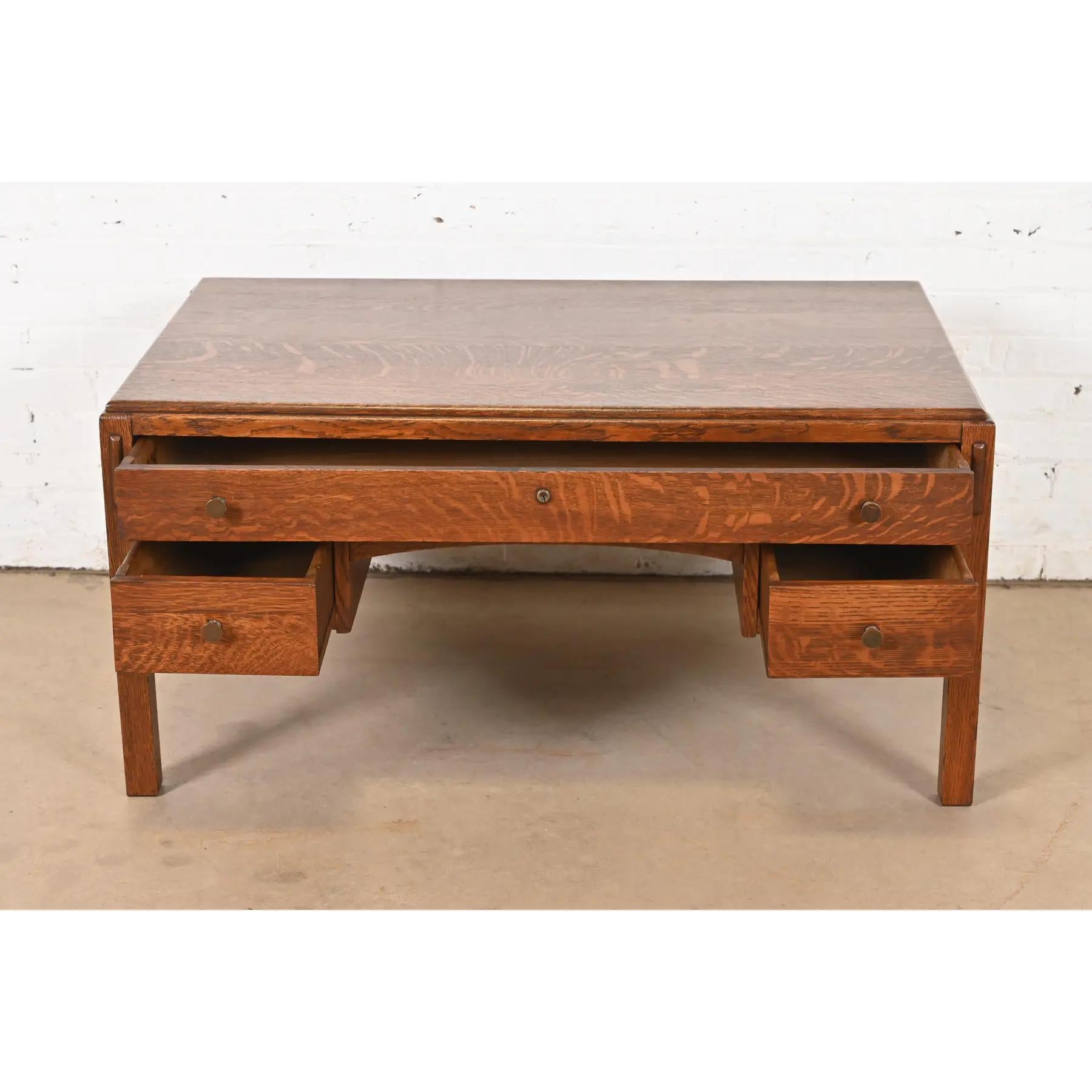 Début du 20ème siècle Table basse Mission en chêne Arts & Crafts Limbert, vers 1900 en vente
