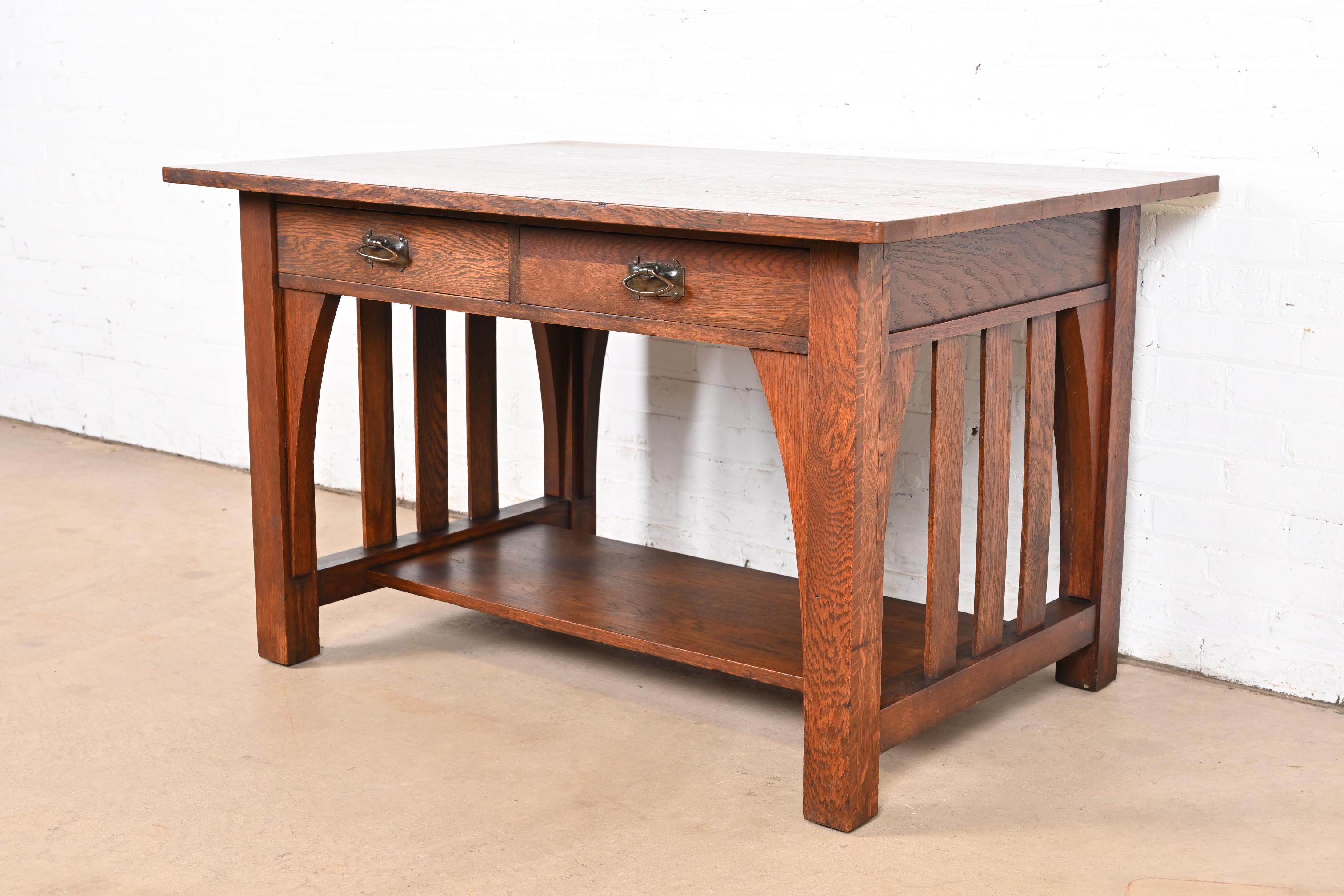 Ein außergewöhnlicher antiker Mission- oder Arts & Crafts-Bibliothekstisch oder Schreibtisch

Von Charles P. Limbert Co.

USA, ca. 1910

Massives Eichenholz, mit originalen Kupferbeschlägen.

Maße: 48 