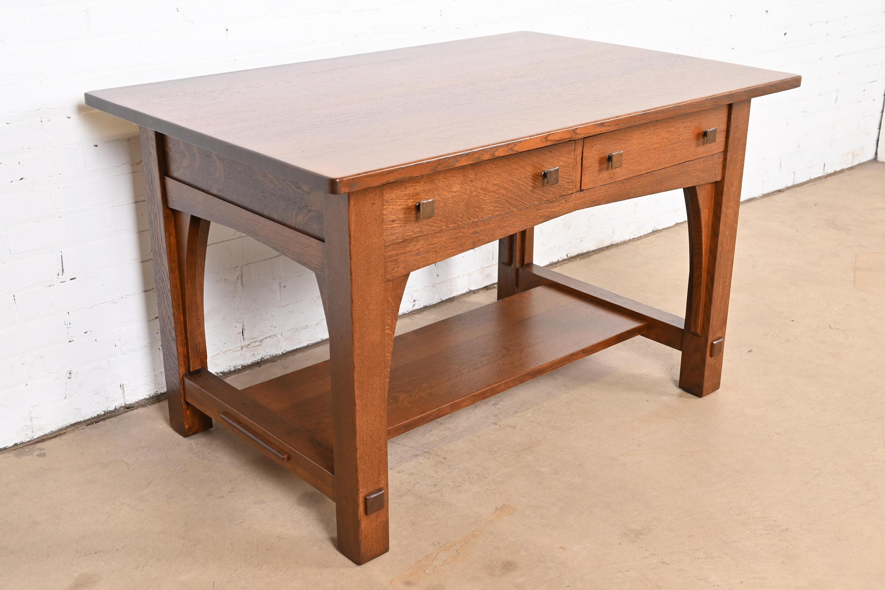 Una excepcional mesa antigua de biblioteca o escritorio Mission o Arts & Crafts

Por Charles P. Limbert Co.

EE.UU., Circa 1900

Roble macizo aserrado en cuarto, con herrajes originales de cobre.

Medidas: 48