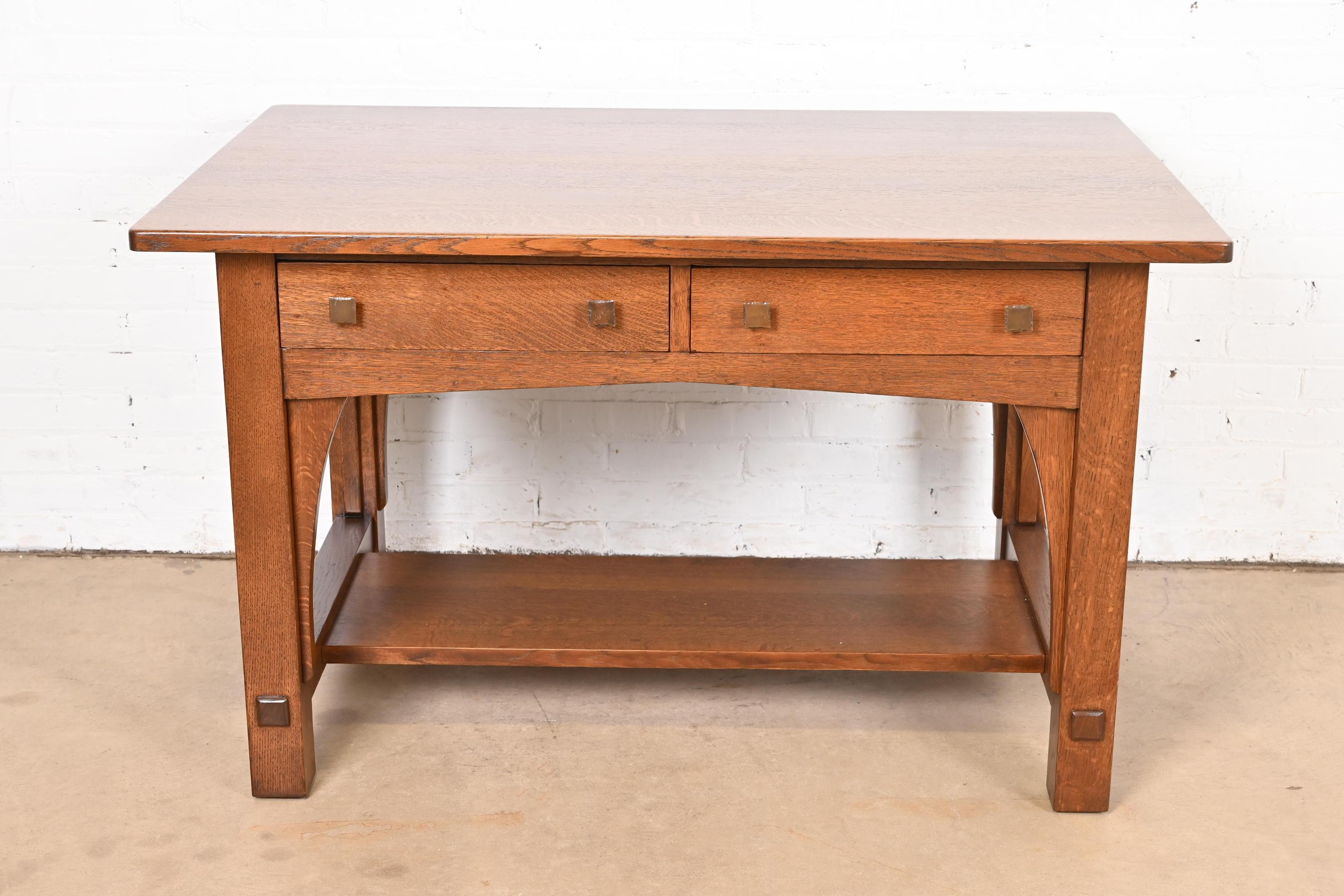 Escritorio o mesa de biblioteca Limbert Antique Mission Oak Arts & Crafts, repintado Artes y manualidades en venta