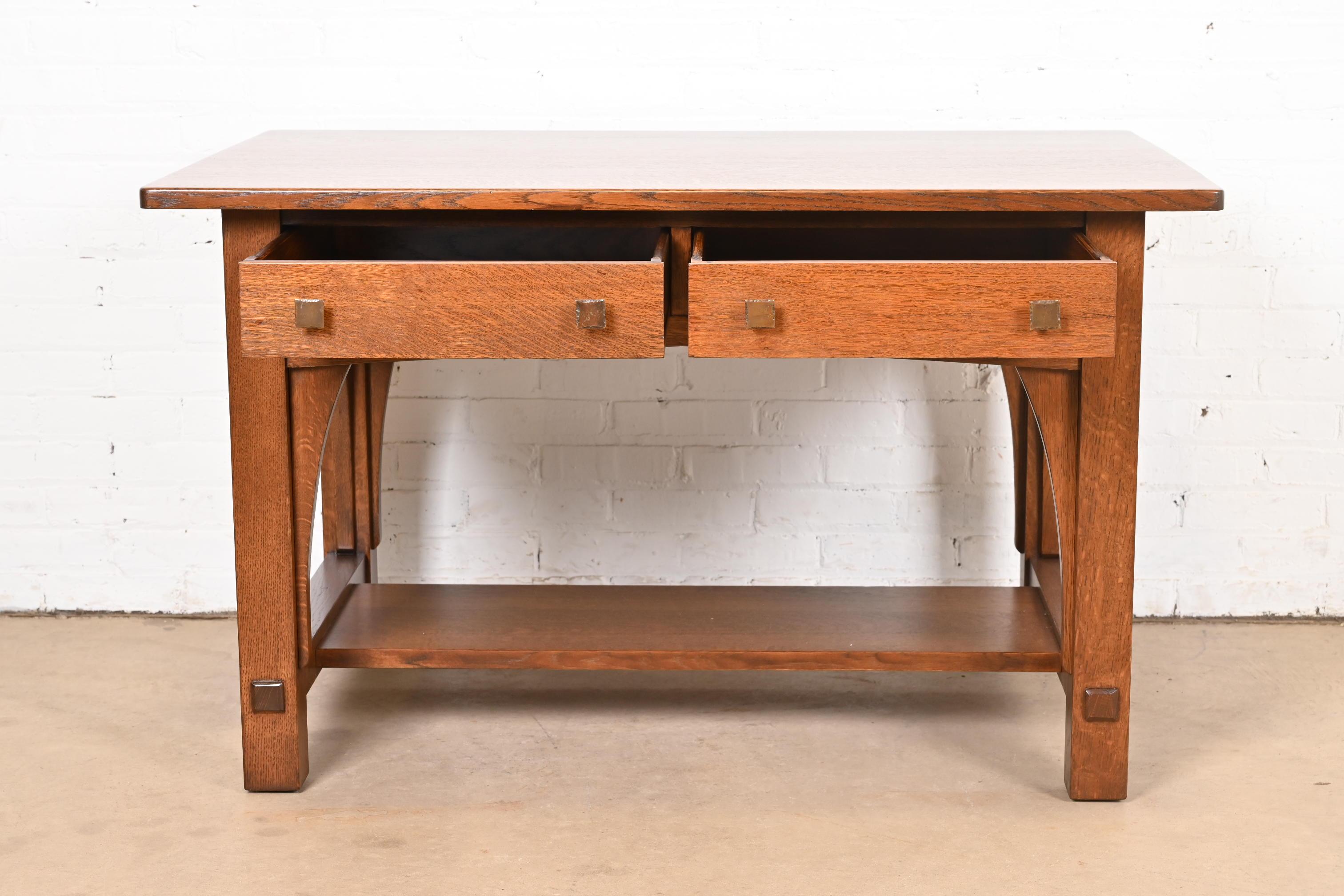 Escritorio o mesa de biblioteca Limbert Antique Mission Oak Arts & Crafts, repintado en Bueno estado para la venta en South Bend, IN