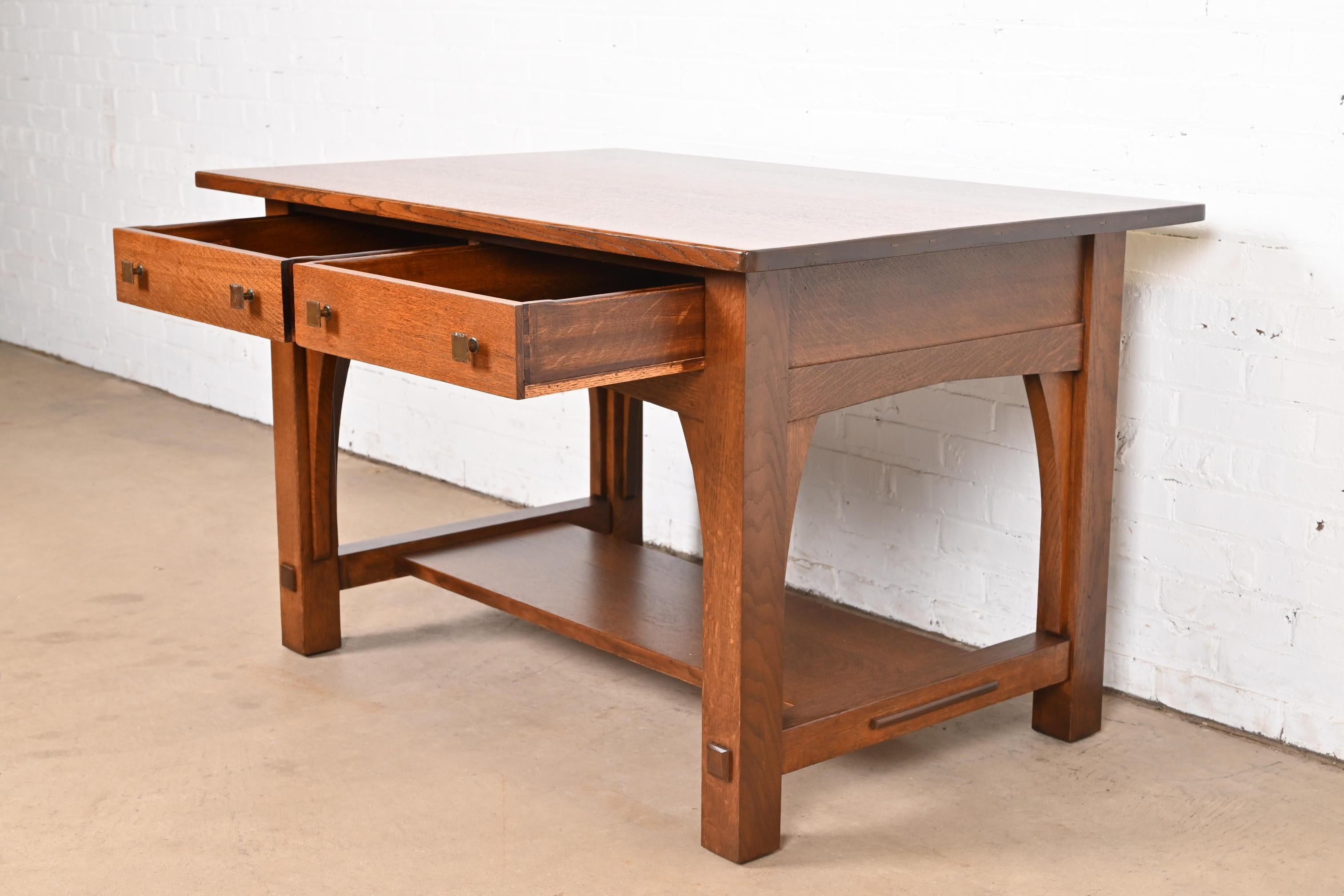 Escritorio o mesa de biblioteca Limbert Antique Mission Oak Arts & Crafts, repintado principios del siglo XX en venta