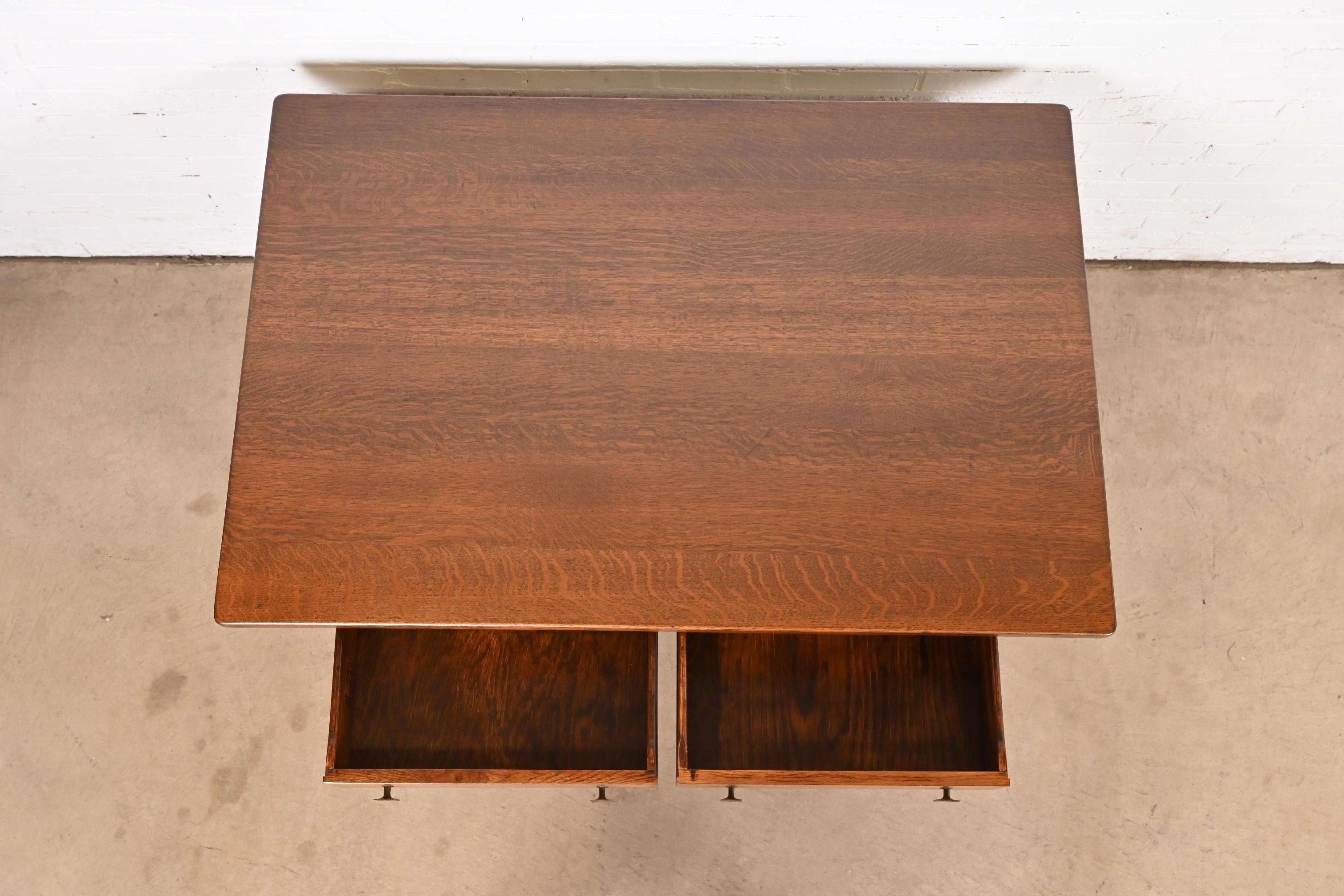 Escritorio o mesa de biblioteca Limbert Antique Mission Oak Arts & Crafts, repintado Cobre en venta