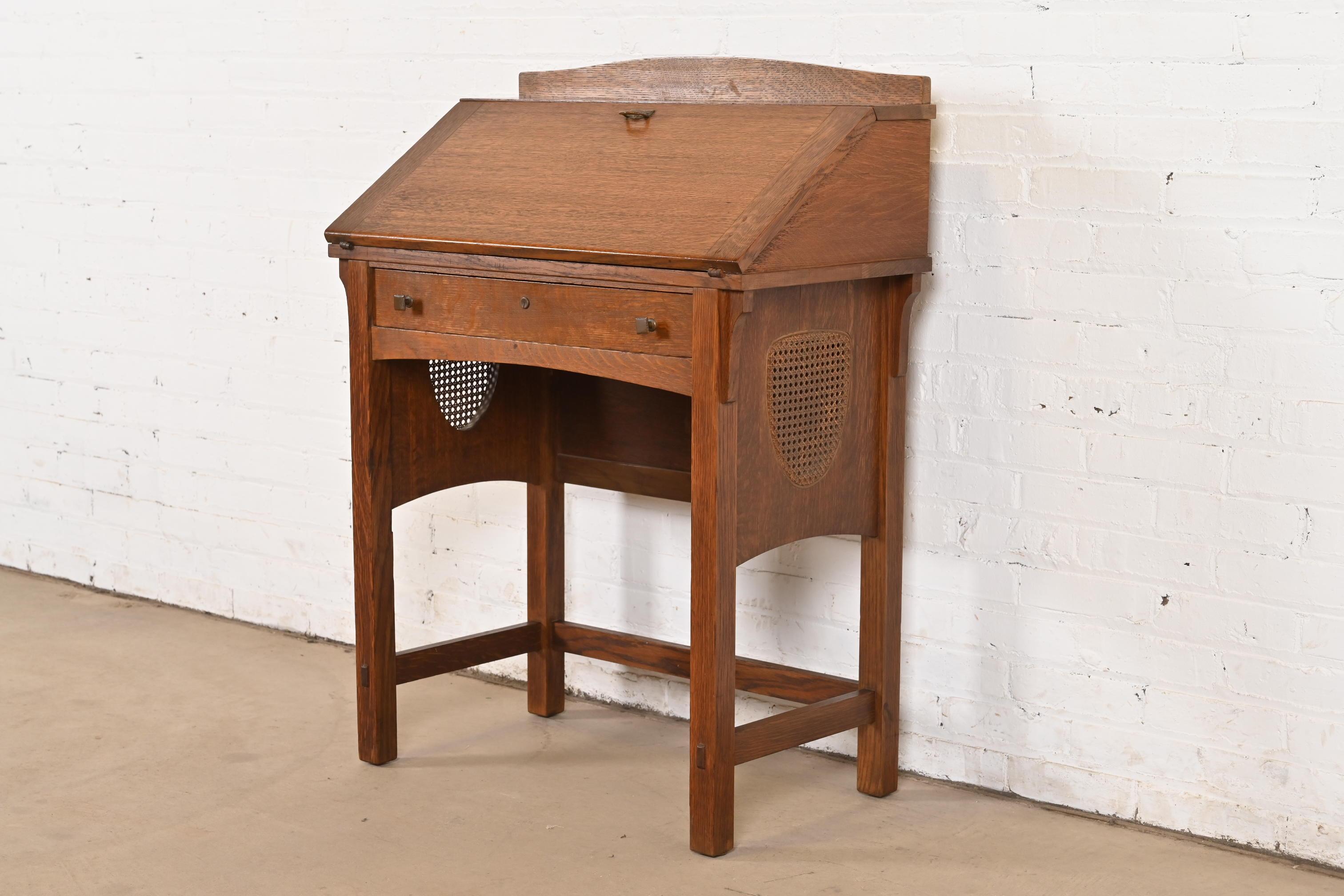 Uno splendido scrittoio d'epoca Mission o Arts & Crafts con ante a ribalta

Di Charles P. Limbert Co.

USA, circa 1900

Splendida quercia segata a quarto di dollaro, con pannelli laterali incavati e ferramenta originale in rame.

Misure: 30,5