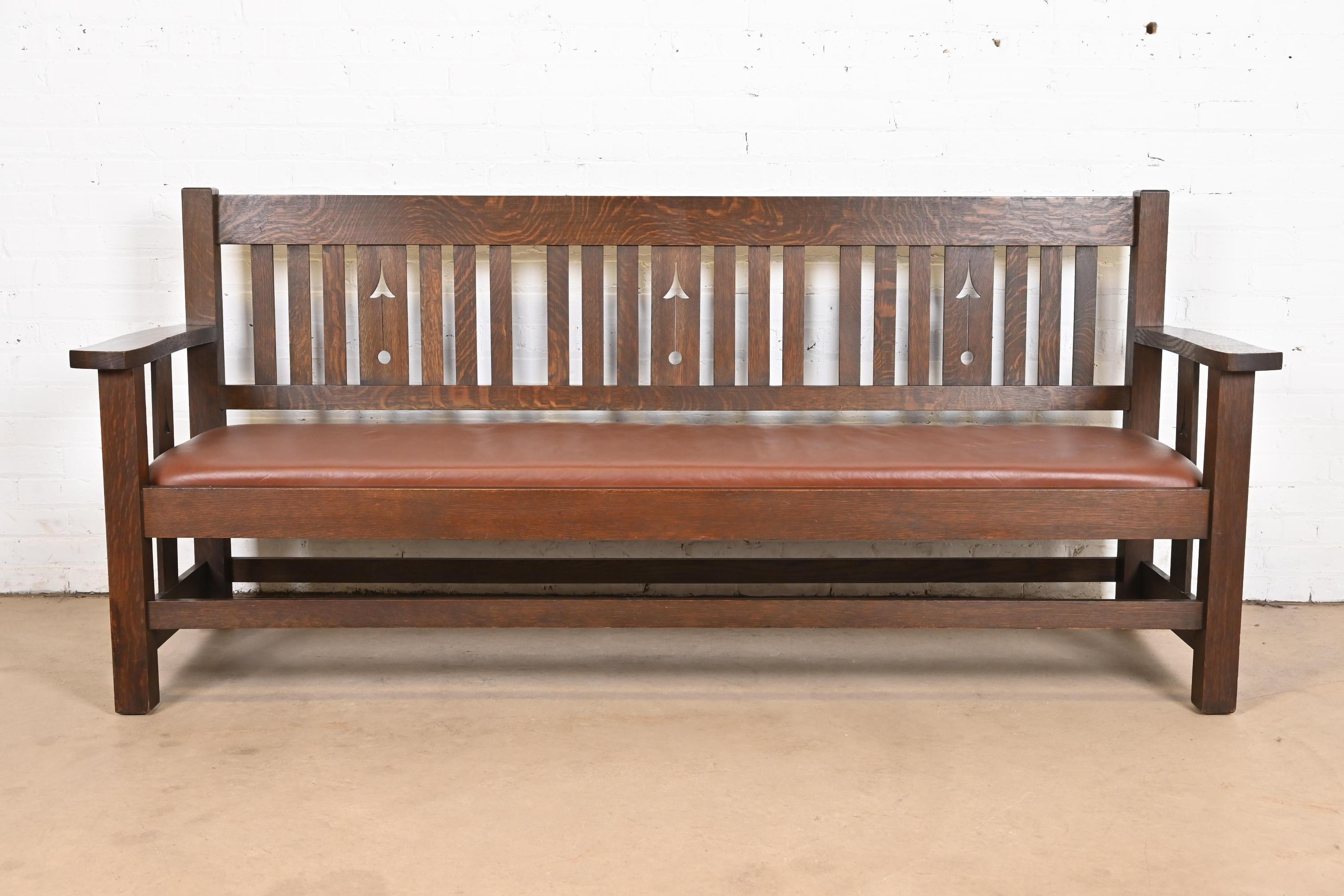 Uno splendido divano, un divano o una panca antichi di Mission o di Arts & Crafts

Di Charles P. Limbert Co.

USA, circa 1900

Struttura in quercia segata in quarto, con rivestimento in pelle.

Misure: 82 