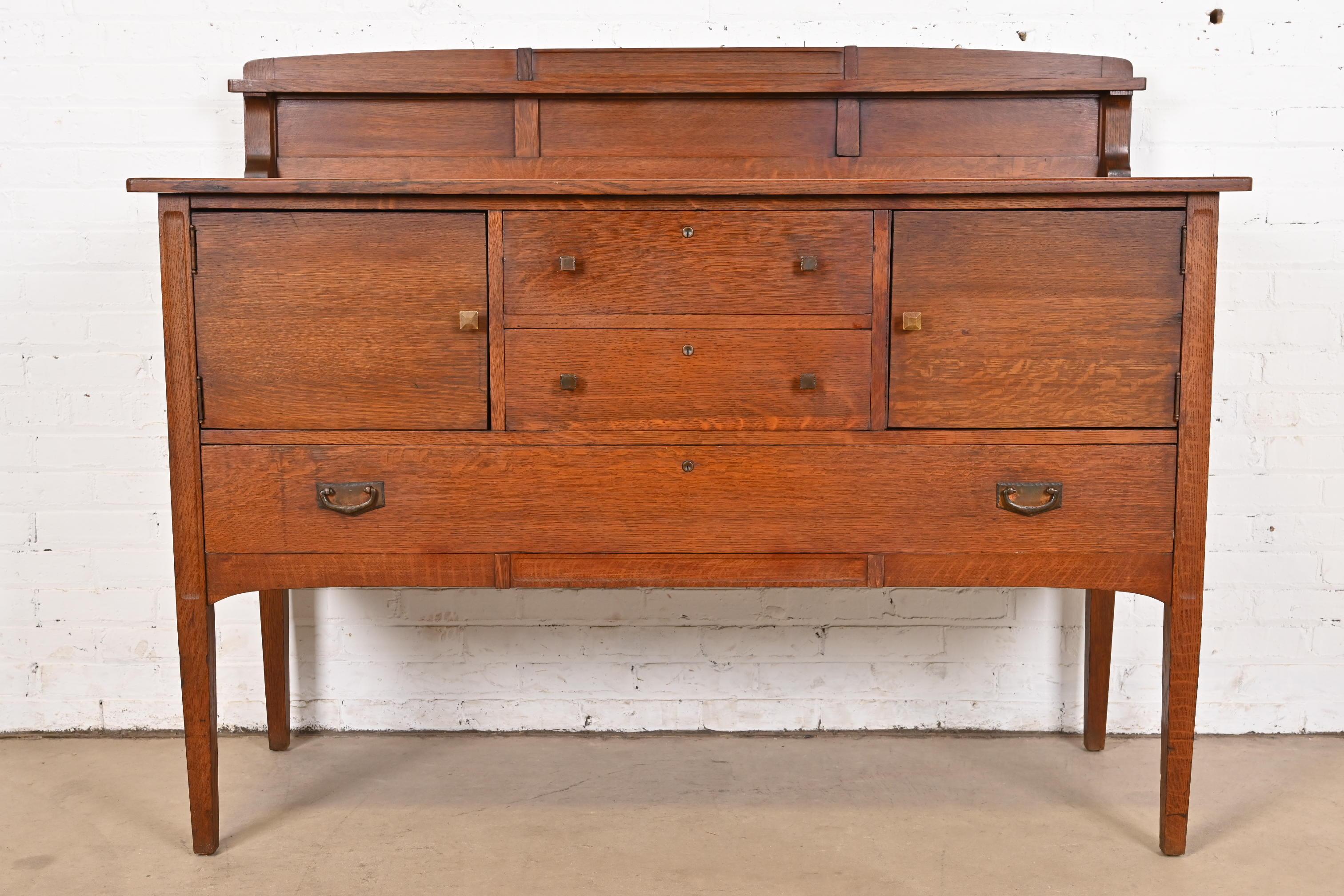 Un aparador, aparador, aparador buffet o mueble bar Mission Arts & Crafts excepcional

Por Charles P. Limbert Co.

EE.UU., Circa 1900

Roble aserrado en cuartos, con herrajes originales de cobre martillado.

Medidas: 66