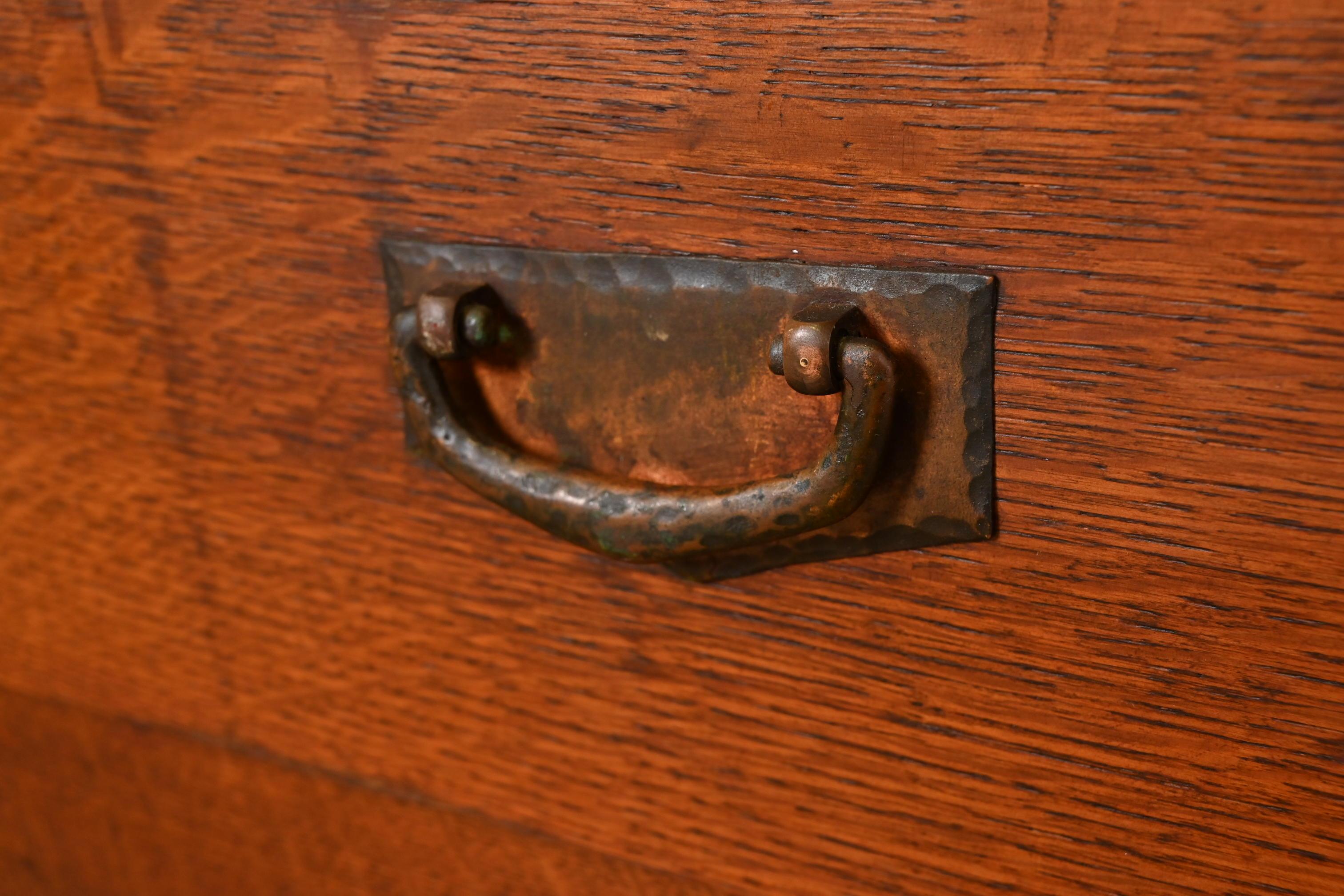 Limbert Aparador antiguo Mission Arts & Crafts de roble Aparador o mueble bar en venta 1