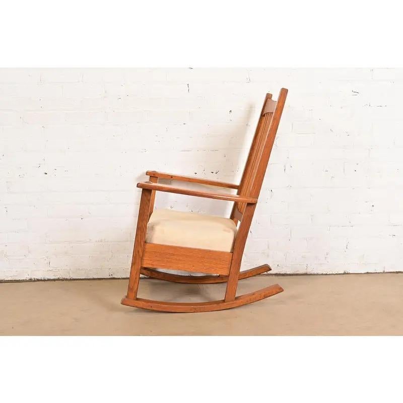 Chaise à bascule Limbert Antique Mission Oak Arts & Crafts Spindle Rocking Chair, Circa 1910 en vente 5
