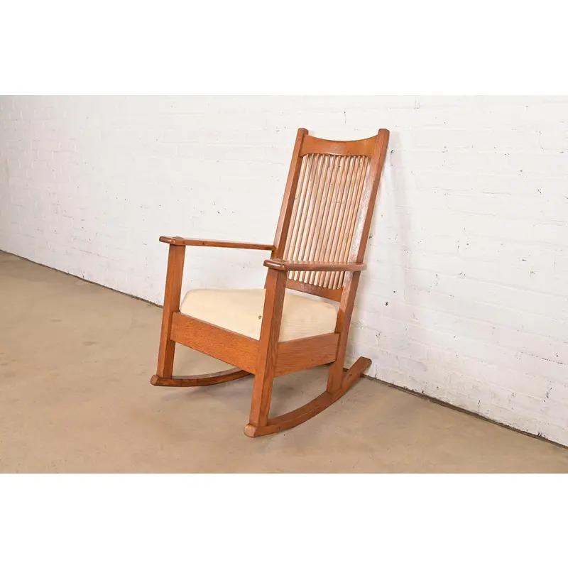 Arts and Crafts Chaise à bascule Limbert Antique Mission Oak Arts & Crafts Spindle Rocking Chair, Circa 1910 en vente