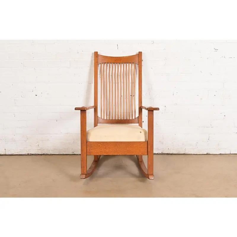 Américain Chaise à bascule Limbert Antique Mission Oak Arts & Crafts Spindle Rocking Chair, Circa 1910 en vente