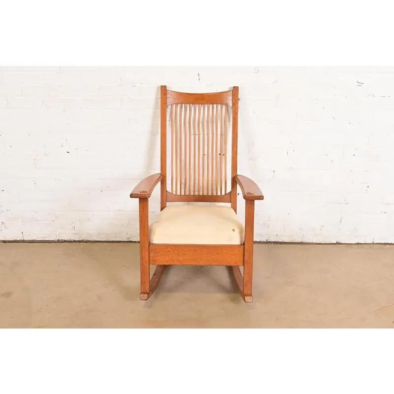 Chaise à bascule Limbert Antique Mission Oak Arts & Crafts Spindle Rocking Chair, Circa 1910 Bon état - En vente à South Bend, IN