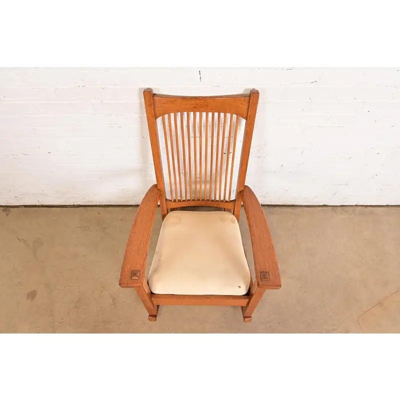 Tissu d'ameublement Chaise à bascule Limbert Antique Mission Oak Arts & Crafts Spindle Rocking Chair, Circa 1910 en vente