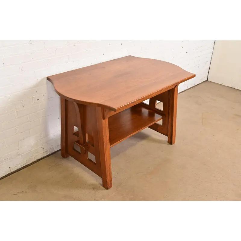 Eine seltene und außergewöhnliche antike Mission oder Arts & Crafts Zeitraum Viertel gesägt Eiche Schildkröte-Top-Ausschnitt Bibliothek Tisch oder Schreibtisch

Von Charles P. Limbert Co.

USA, ca. 1910

Maße: 47,25 