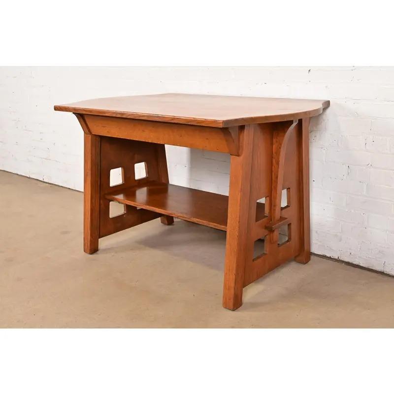 Limbert Antike Mission Arts & Crafts Eiche Schildkröte-Top Ausschnitt Schreibtisch, CIRCA 1910 im Zustand „Gut“ im Angebot in South Bend, IN