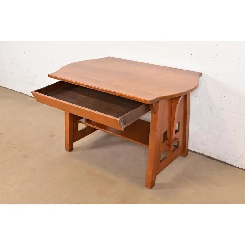 Limbert Antike Mission Arts & Crafts Eiche Schildkröte-Top Ausschnitt Schreibtisch, CIRCA 1910 (Eichenholz) im Angebot