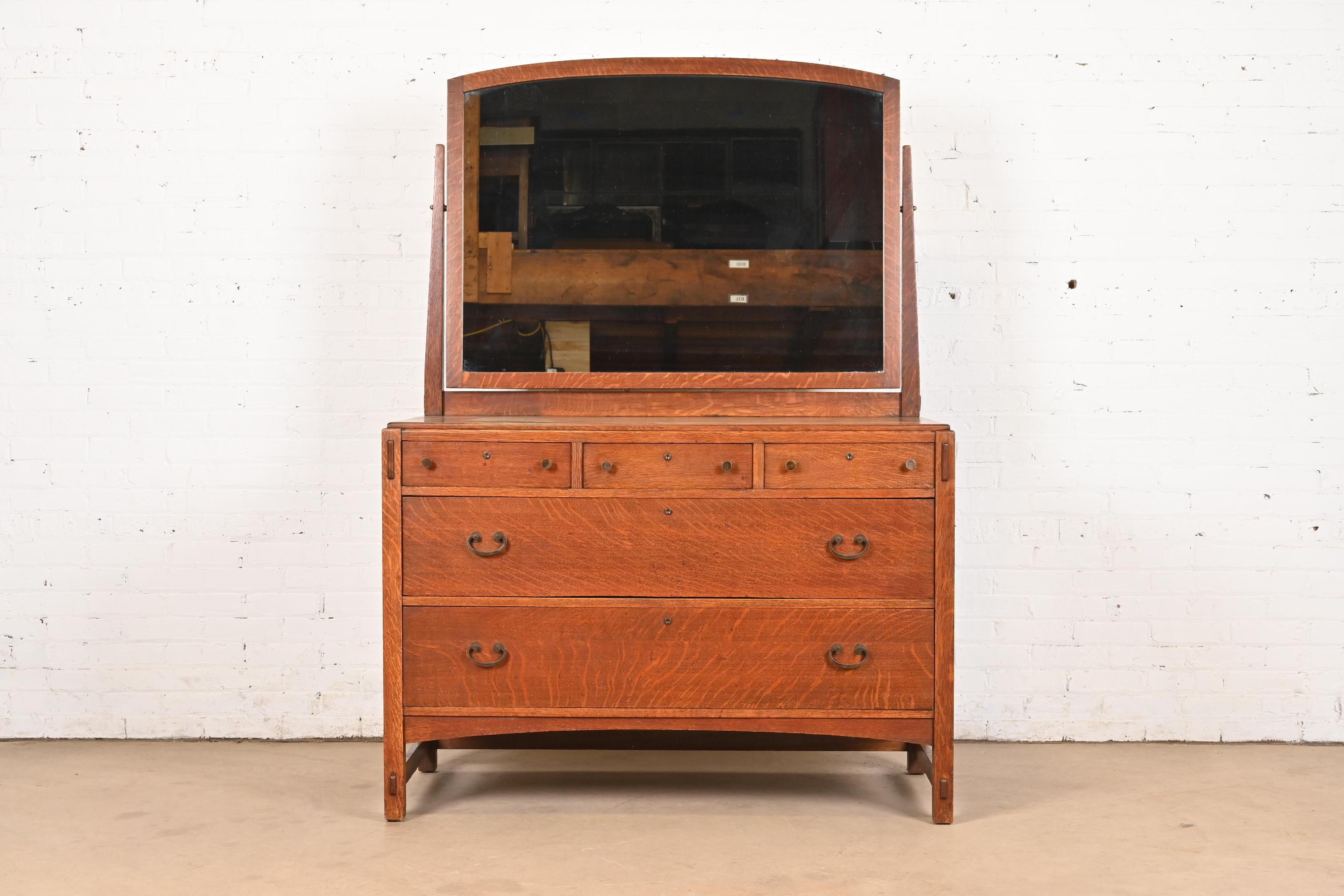 Eine seltene und außergewöhnliche antike Mission oder Arts & Crafts Zeitraum fünf-Schublade Eitelkeit Kommode oder Kommode mit Spiegel

Von Charles P. Limbert Co.

USA, ca. 1900

Wunderschöne, viertelseitig gesägte Tigereiche, mit originalem