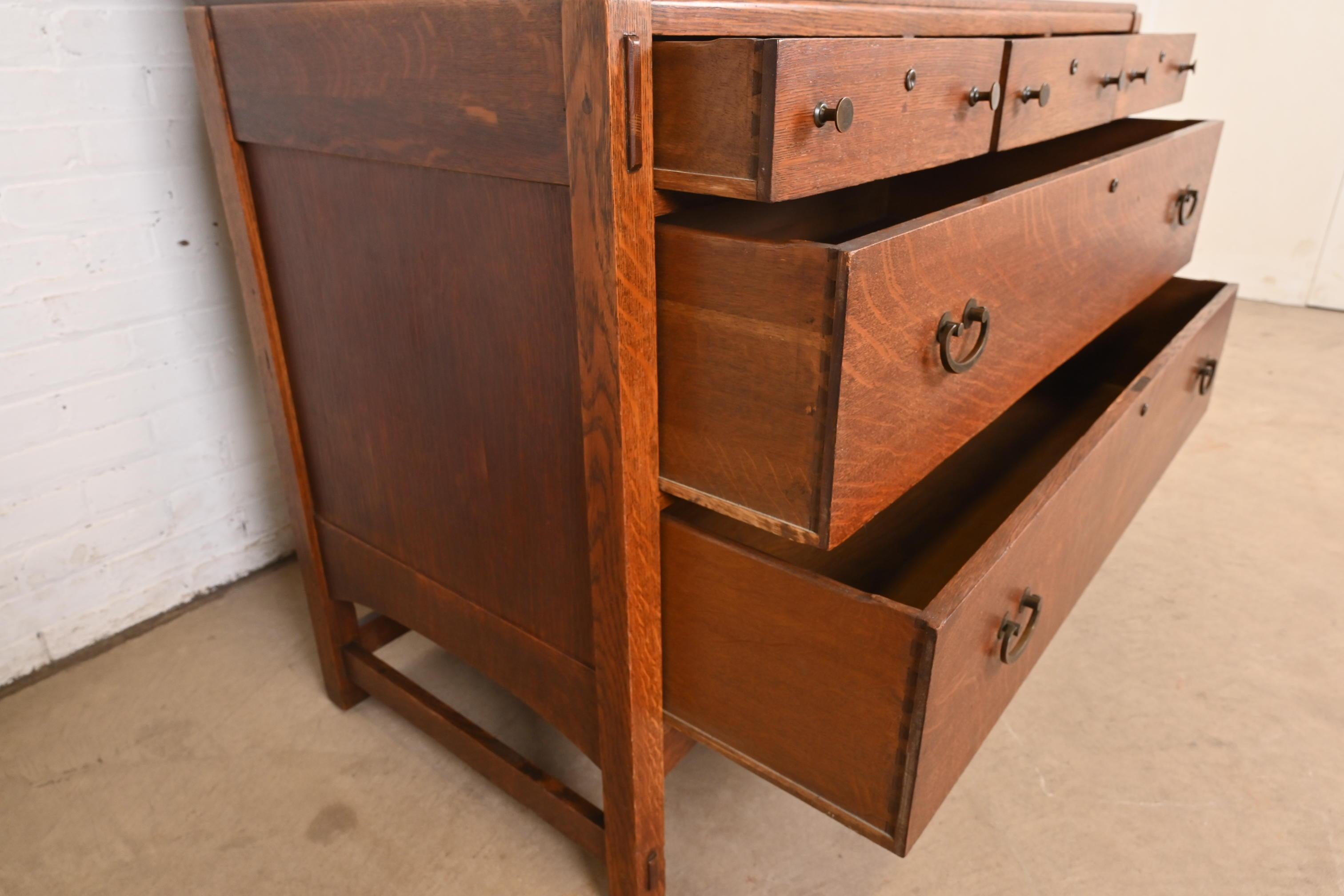 Limbert Antike Mission Eiche Arts & Crafts Eitelkeit Kommode mit Spiegel, Circa 1900 (20. Jahrhundert) im Angebot